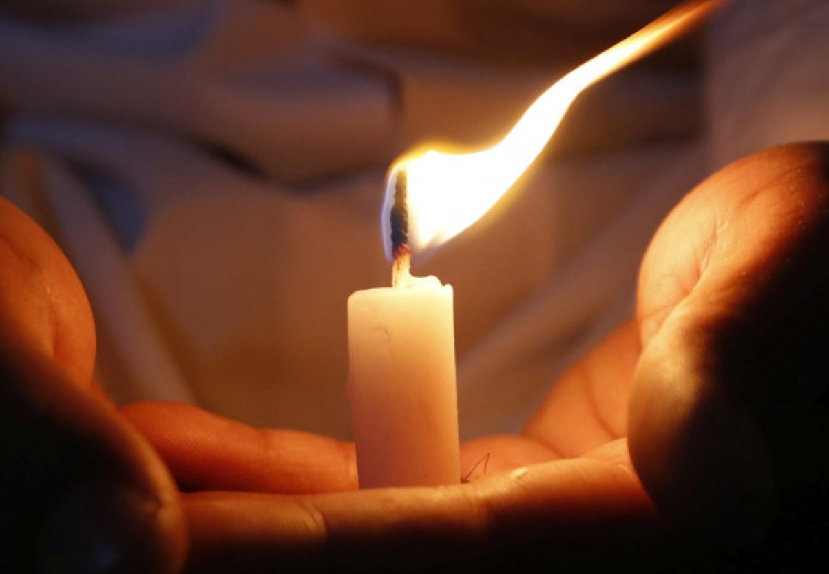 Одиноко свечи горят. Свеча. Церковные свечи. Зажженная свеча. Ритуальные свечи.