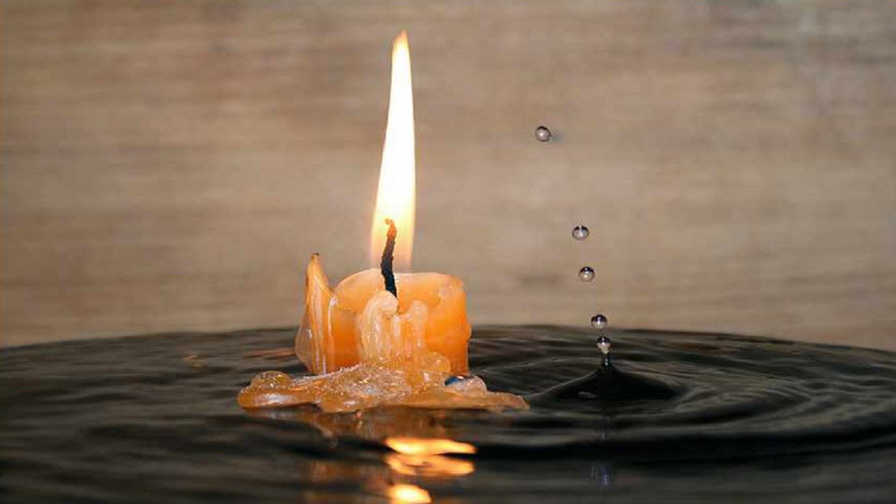 Тихо догорает свеча. Горящие свечи. Свечи на воде. Горящая свеча. Красивые свечи.