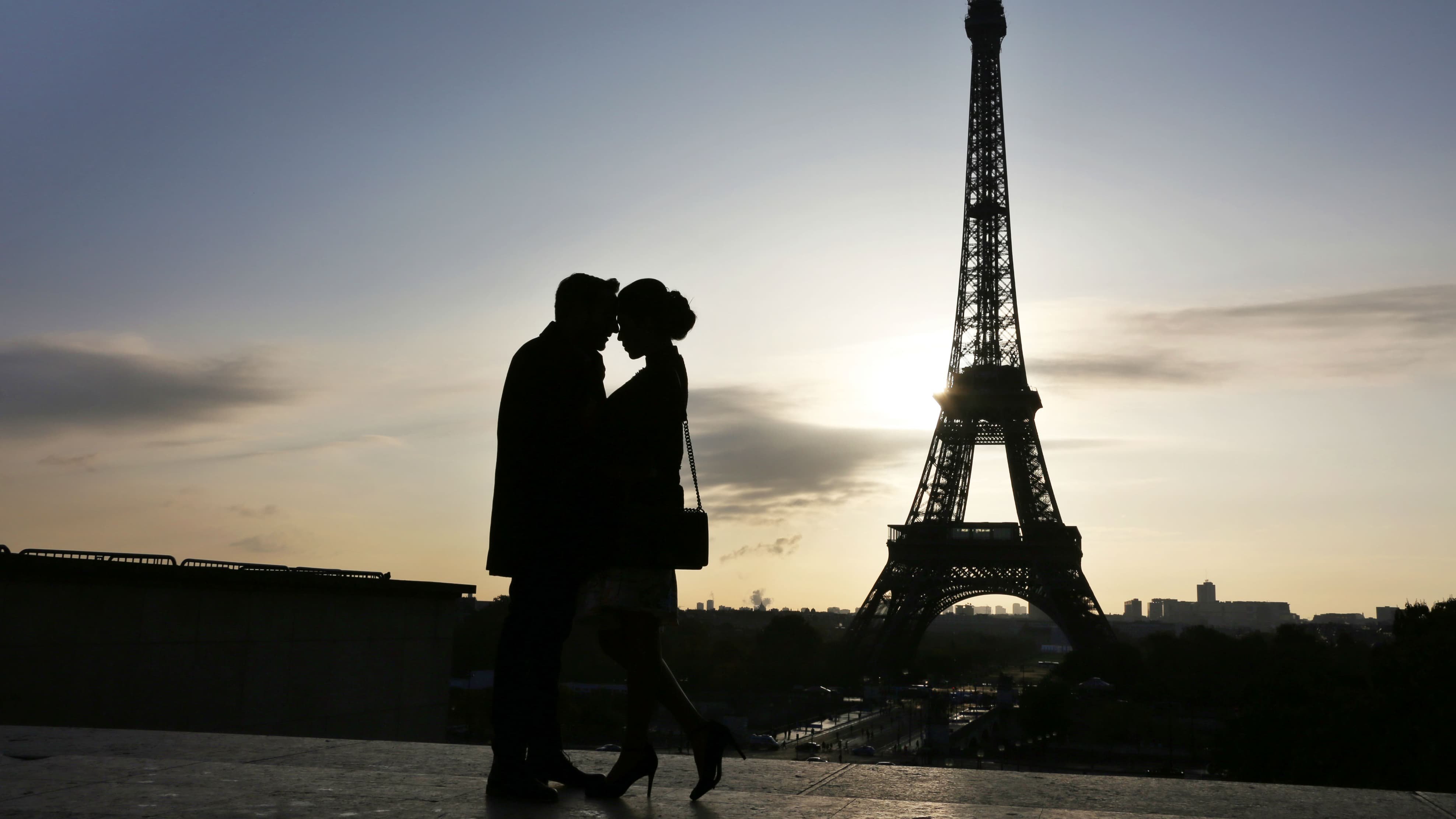Скучаю по парижу. Париж Эйфелева башня любовь. Влюбленные в Париже. Париж романтика. Француз на фоне Эйфелевой башни.