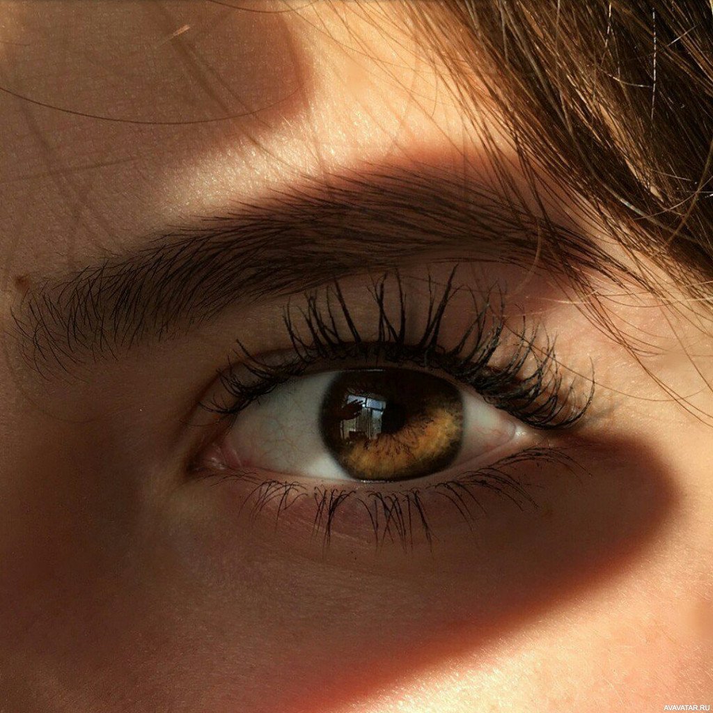 фото красивого глаза без лица девушки