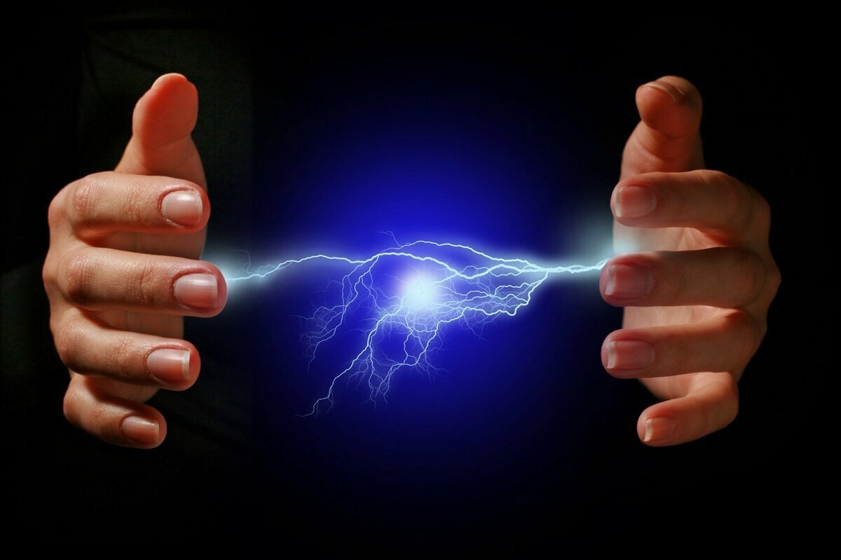 Живая энергия. Электричество в руках. Магия электричества. Молния в руке. Молнии из пальцев.