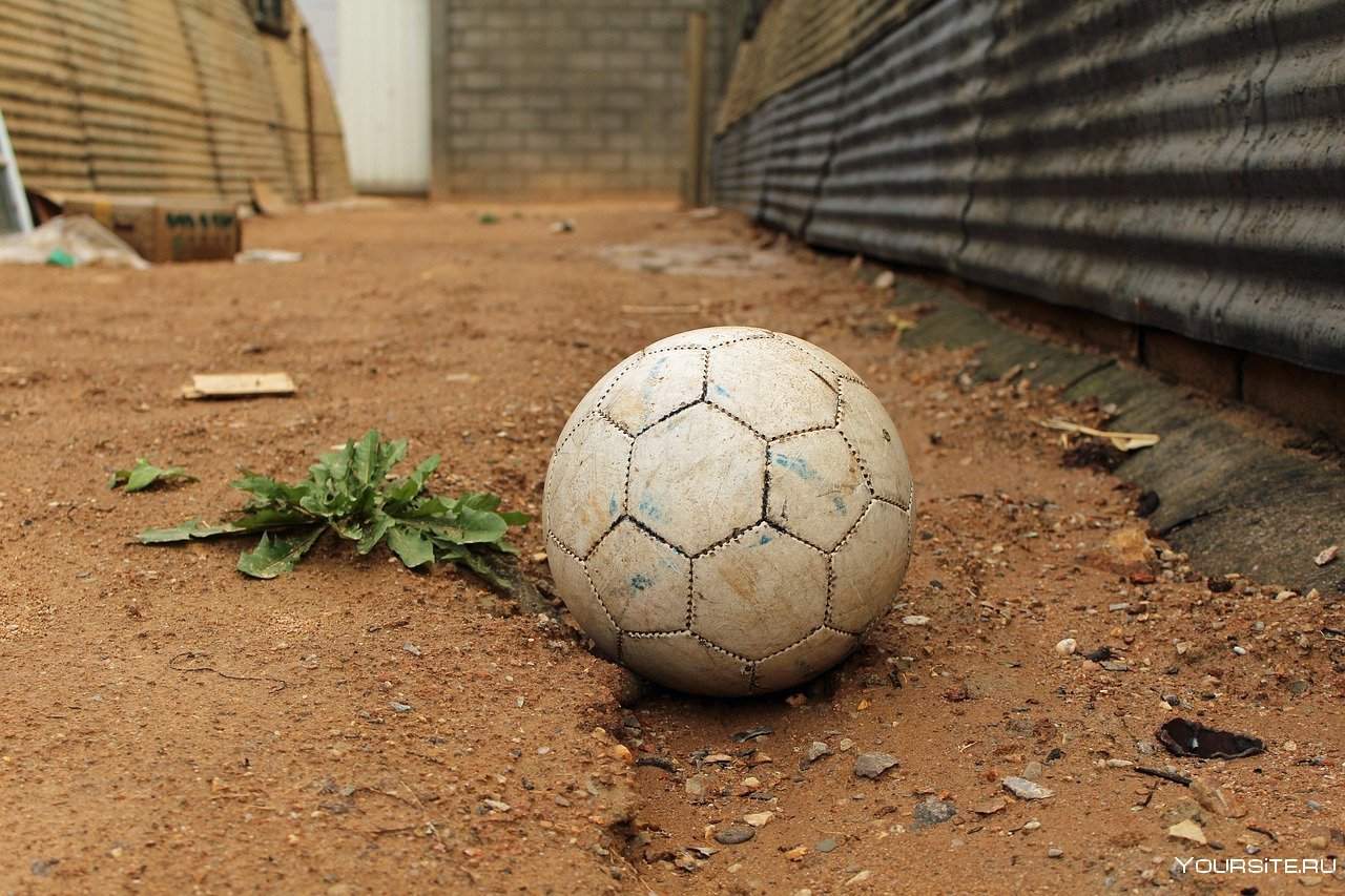 Сколько очков за заброшенный мяч. Футбольный мяч. Футбольный мяч старинный. Старый мяч. Потрепанный футбольный мяч.