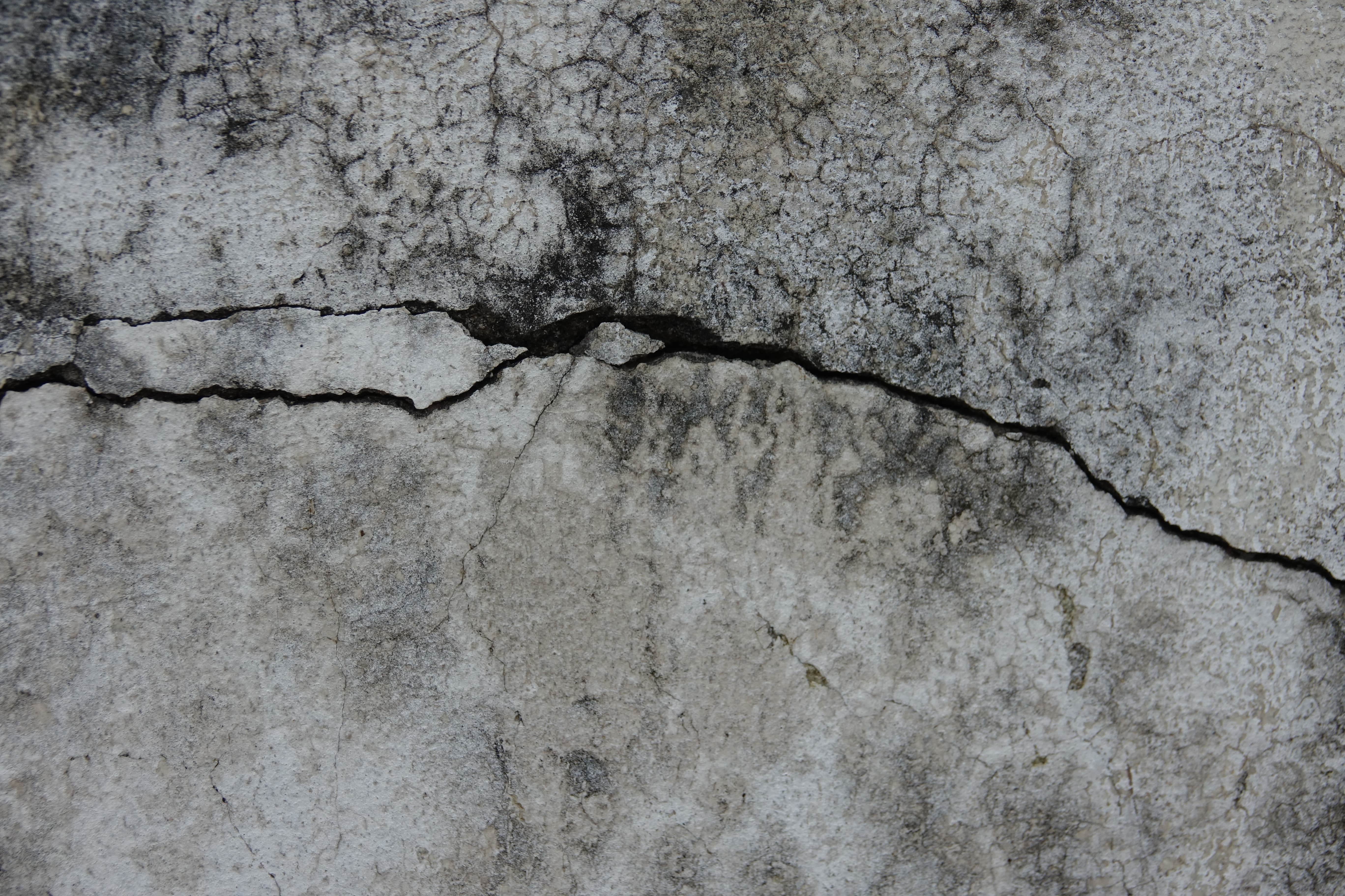 Начало трещины. Текстура бетона. Трещины в бетоне. Трещина в стене. Бетонная стена с трещинами.