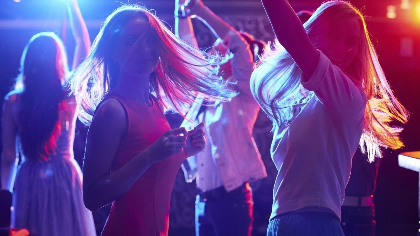 Танцы в клубе девушек