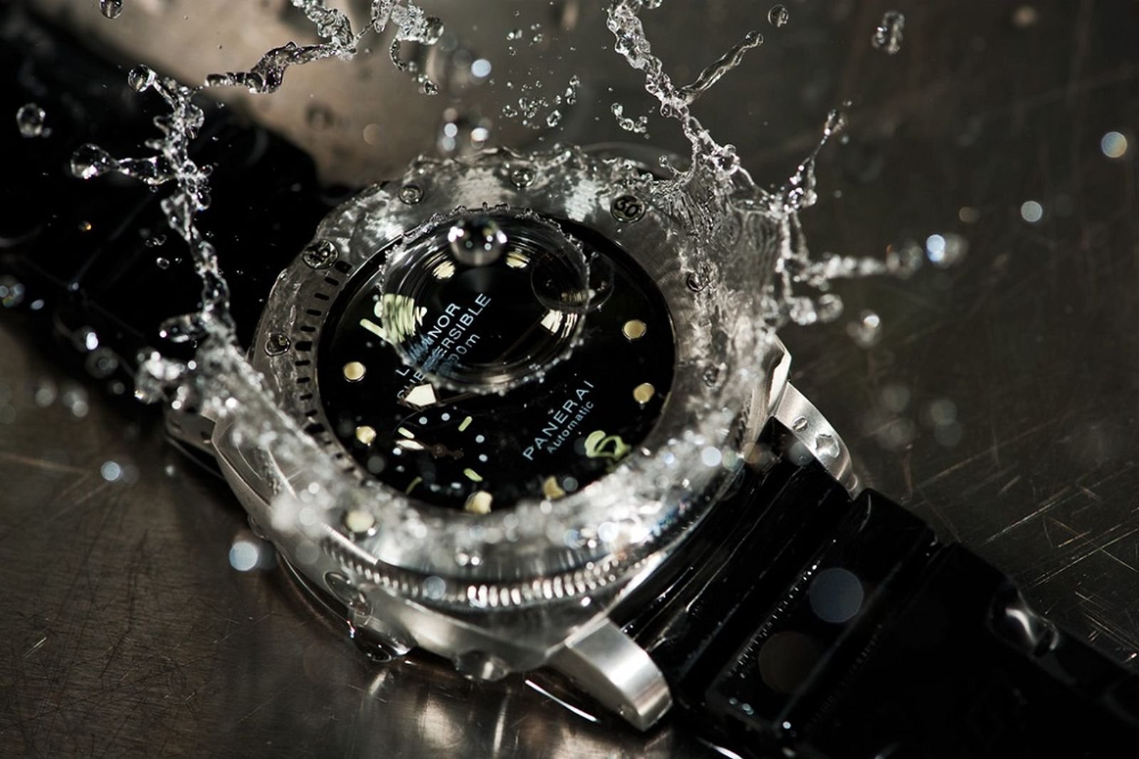 Залил часы водой. Часы наручные вода. Часы в воде. Часы под водой. Швейцарские часы вода.