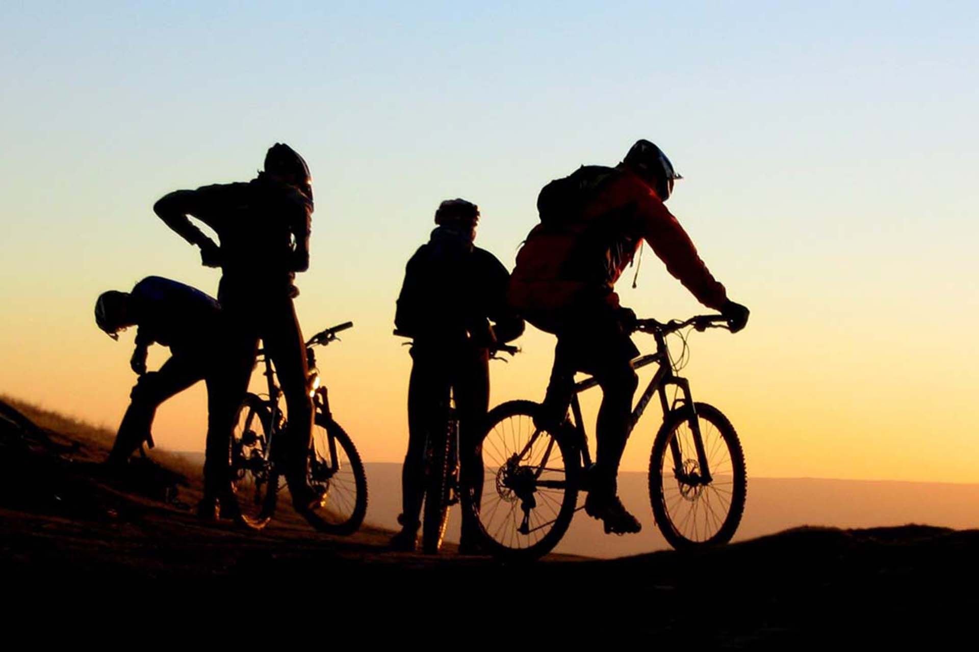 Ride their bikes. Велосипедный туризм. Человек на велосипеде. Поездка на велосипеде. Велосипед в горах.
