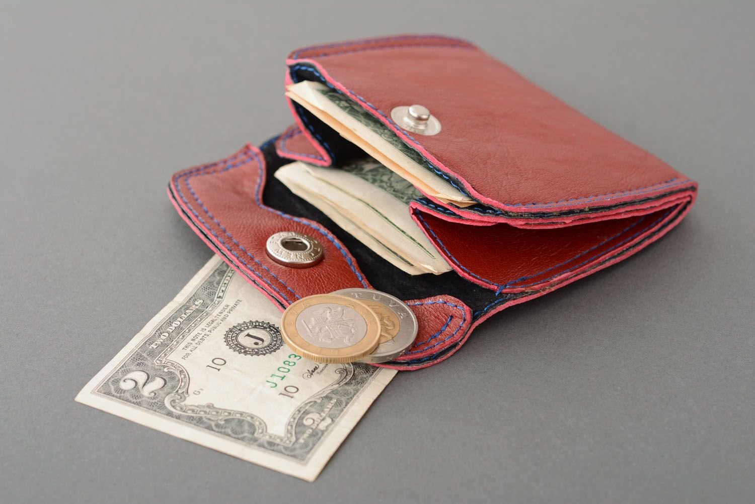 Покупка нового кошелька. Кошелек. Кожаный кошелек с деньгами. Красный кошелек для мелочи. Маленький кошелек для денег.