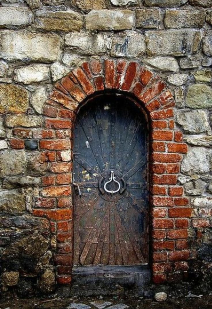 Открытые ворота замка
