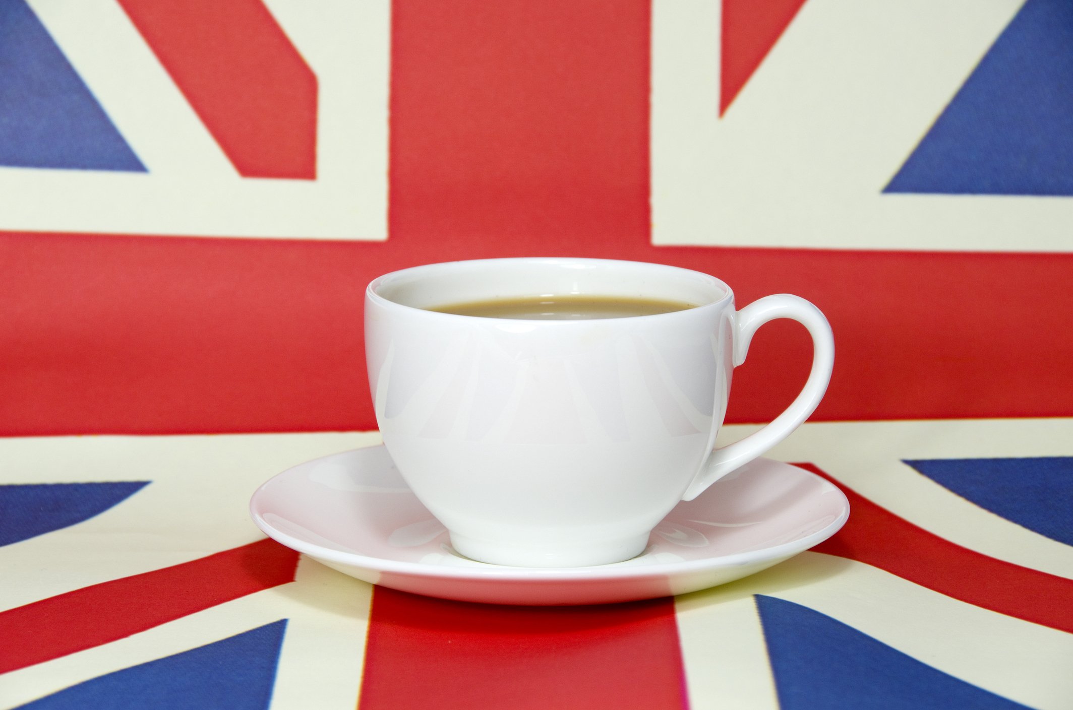 Britain tea. Английский чай. Чаепитие англичан. Англичане и чай. Чашка английского чая.