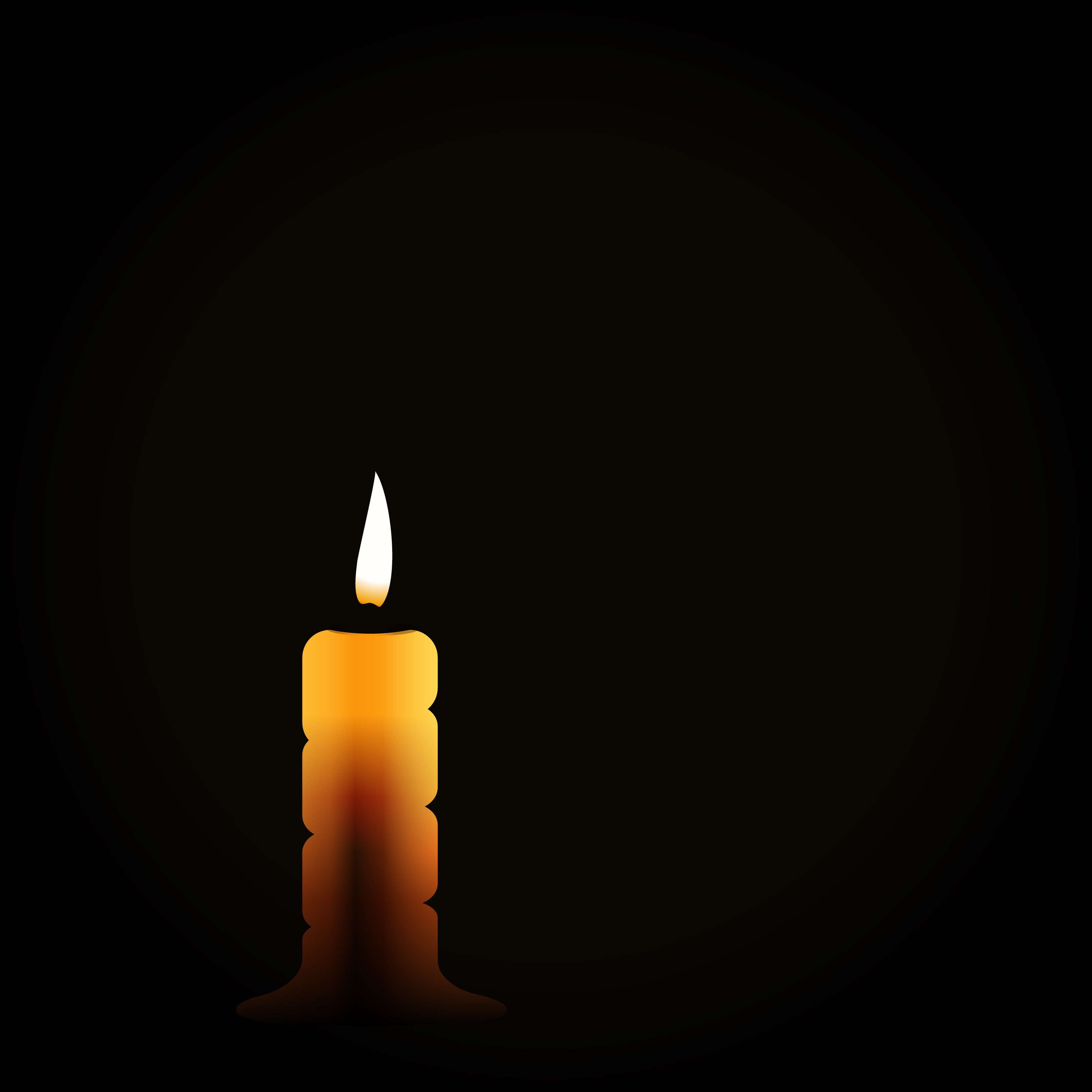 Горящая свеча на черном фоне