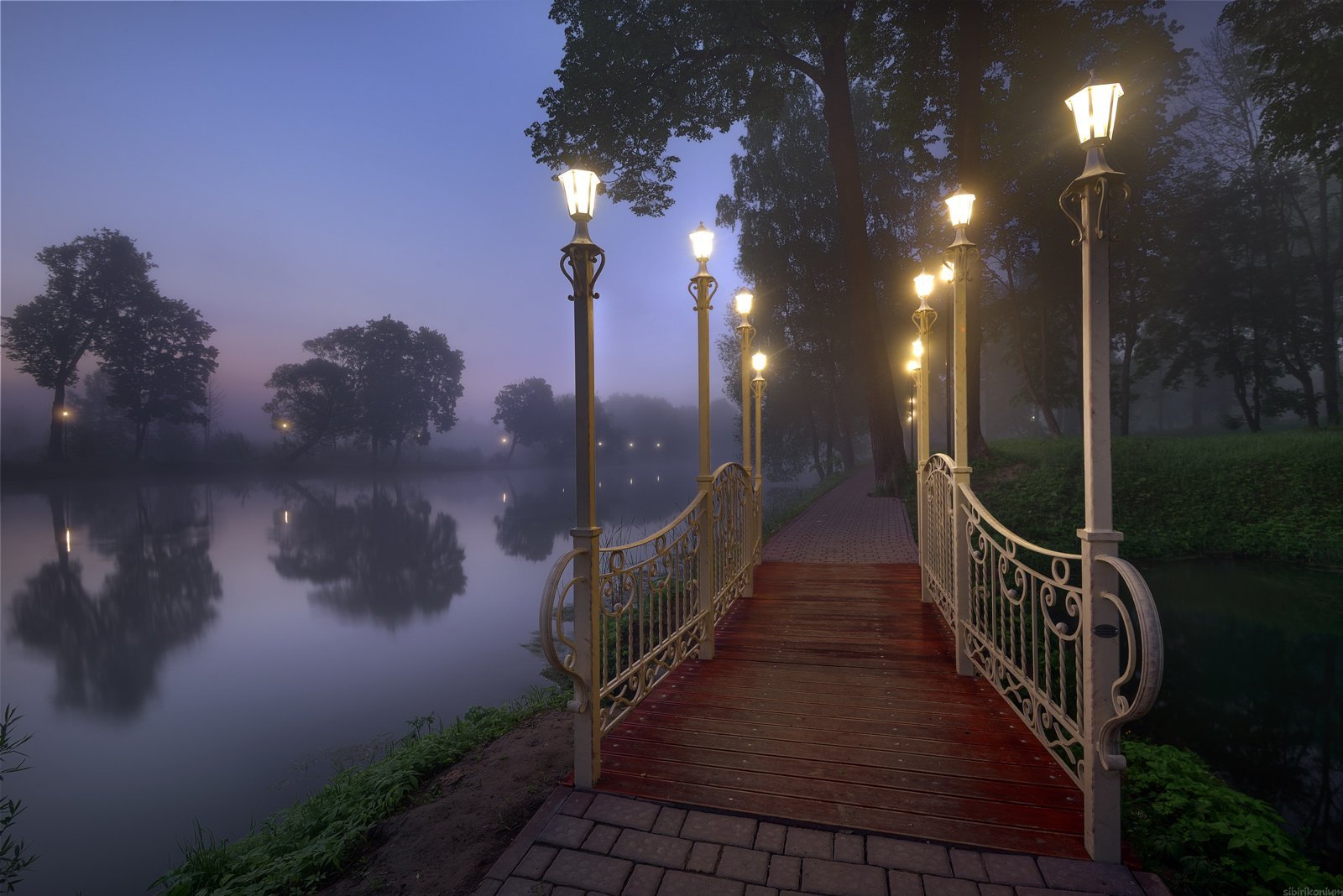 Чехов был поздний вечер. Чехов город парк. Парк с фонарями. Мост с фонарями. Ночной парк.