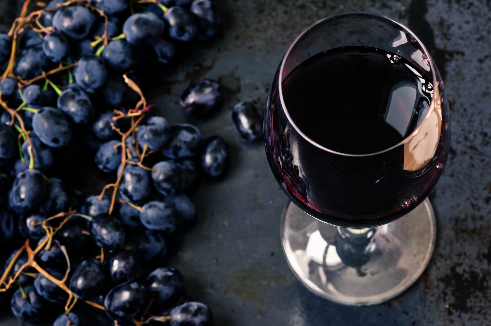 Черный виноград вино. Виноград черный. Вино и виноград. Красное вино. Виноградное вино.