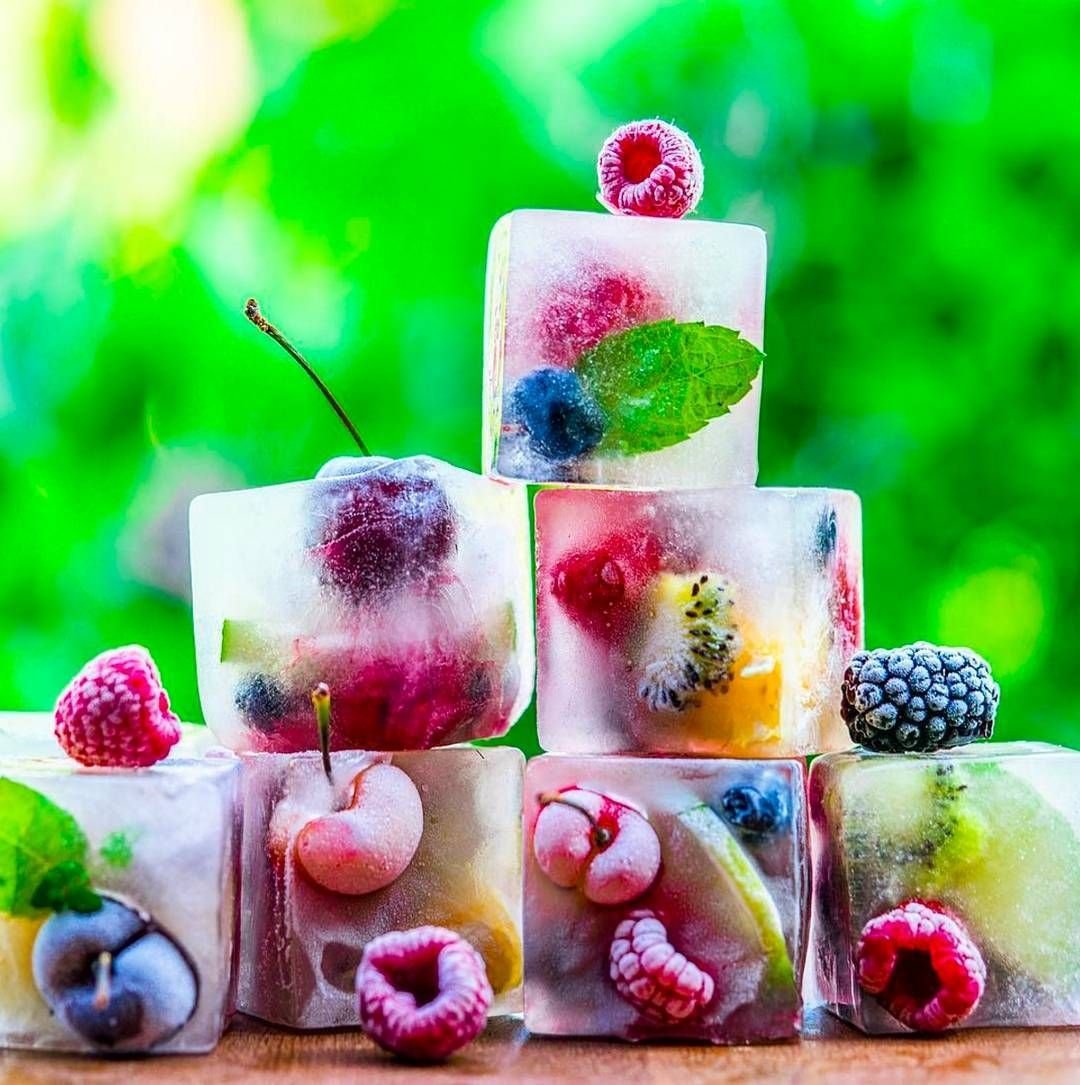 Фруктовый кубик к чаю. Замороженные фрукты. Кубики льда с фруктами. Фрукты во льду. Ягоды во льду.