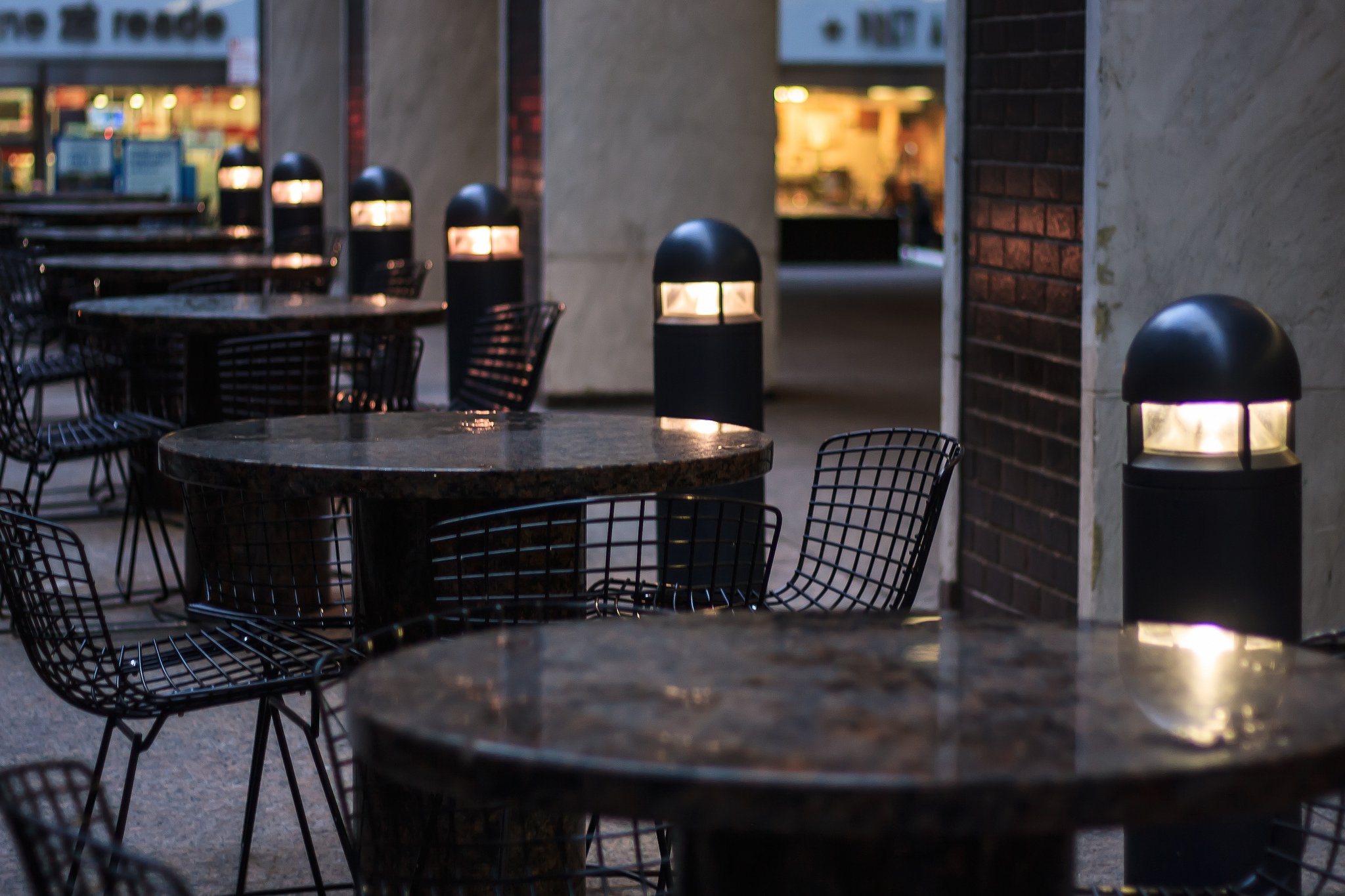 Столики на улице кафе. Кафе со столиками на улице. Столики на улице около кафе. Стол для кафе. Столик в кофейне.
