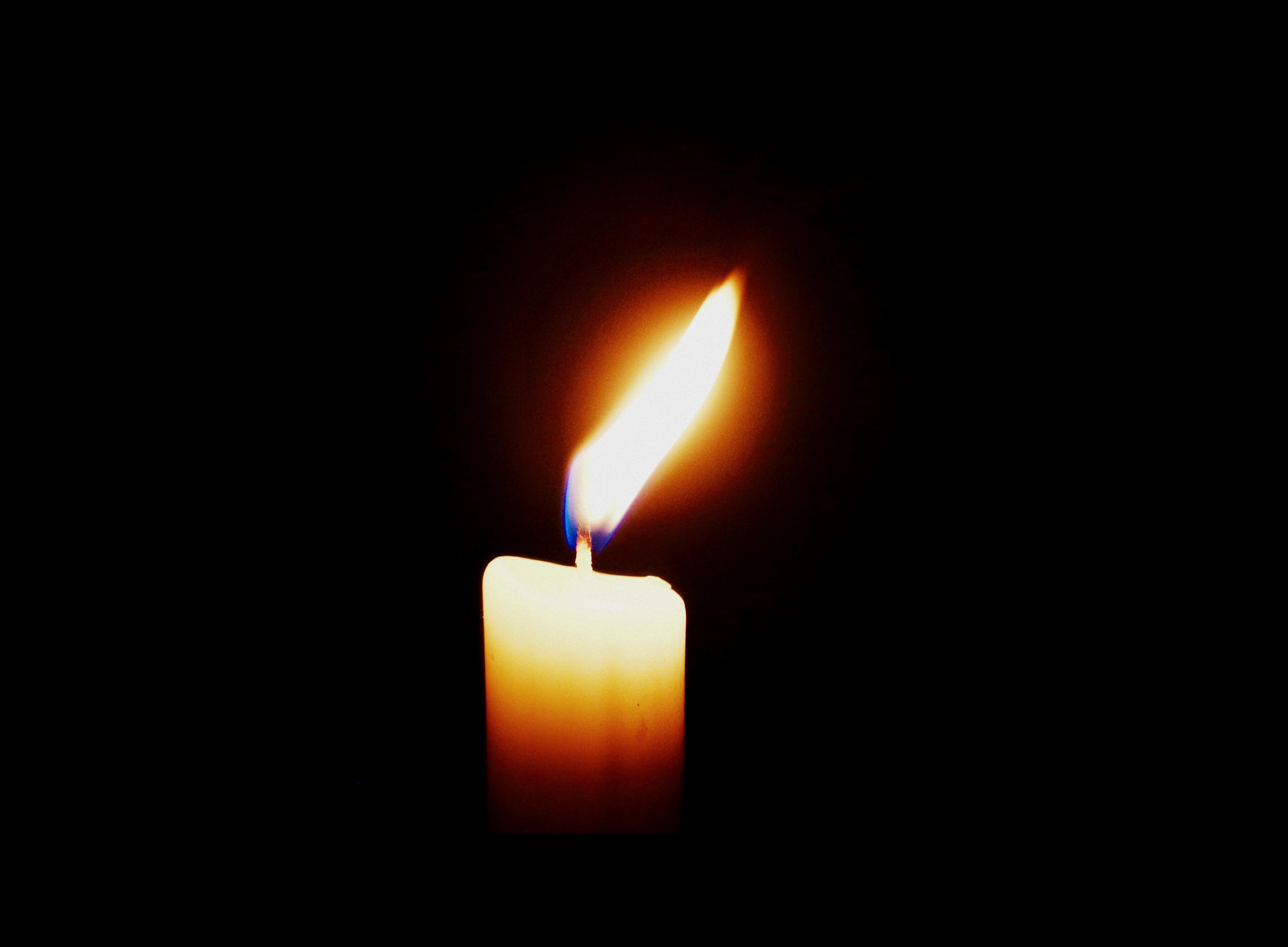 Свеча горит мам. Свеча в темноте. Горящая свеча. Свеча во тьме. Свечка красивая в темноте.