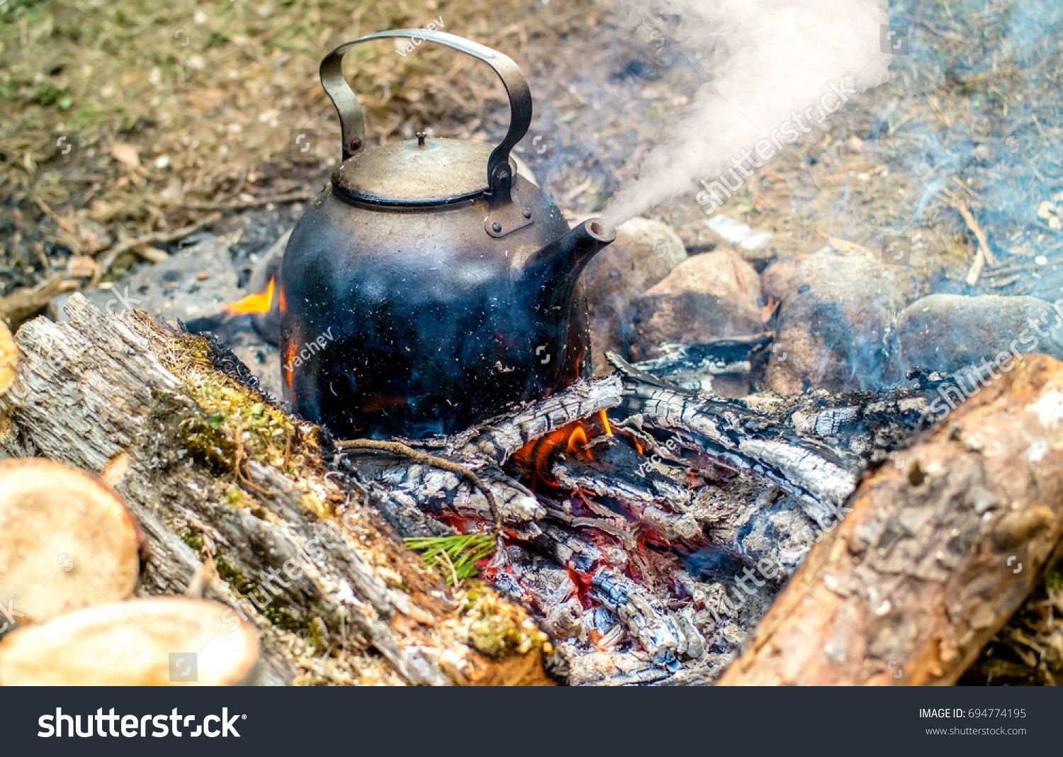 Кипит в лесу. Чайник на огне. Чайник на углях. Чайник кипит. Чайник кипит на огне.