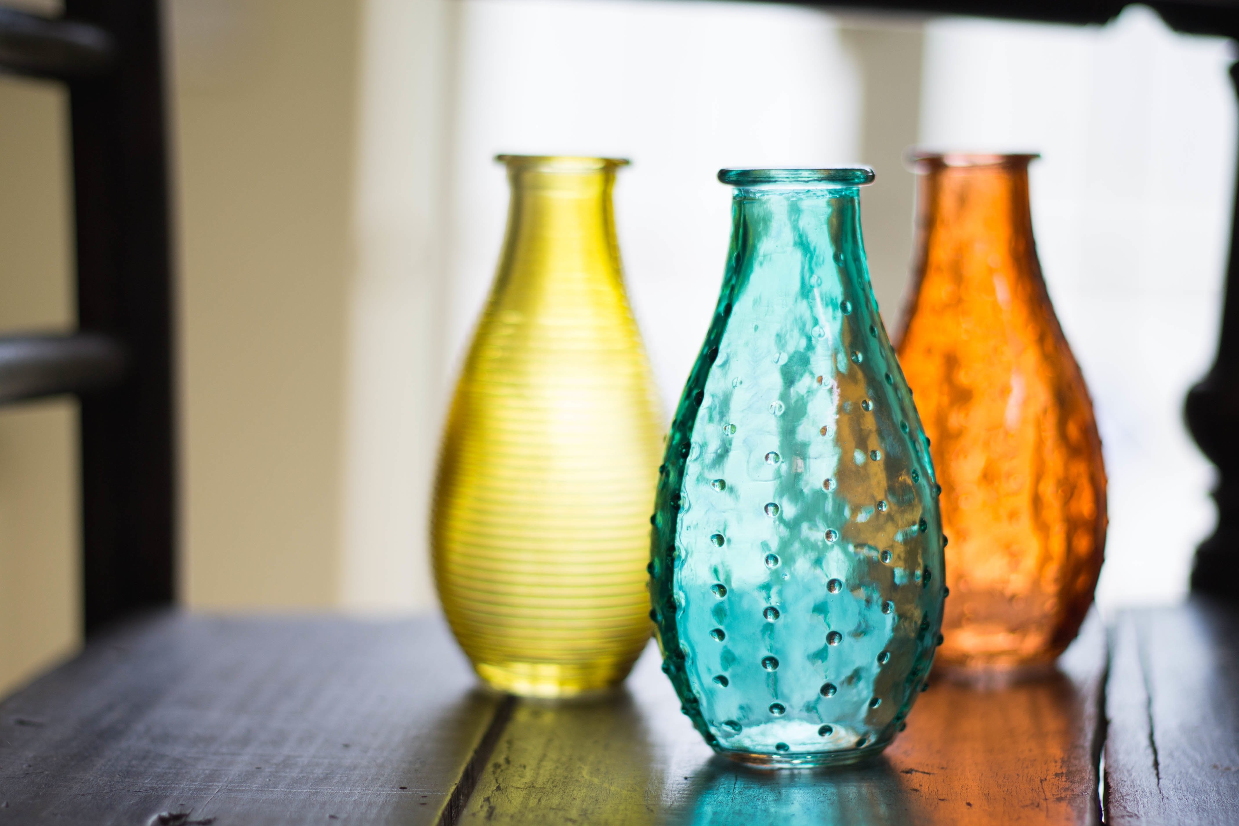 Стекла разного цвета. Стеклянные вазы. Вазы из цветного стекла. Стеклянные вазы для цветов. Вазы цветное стекло.