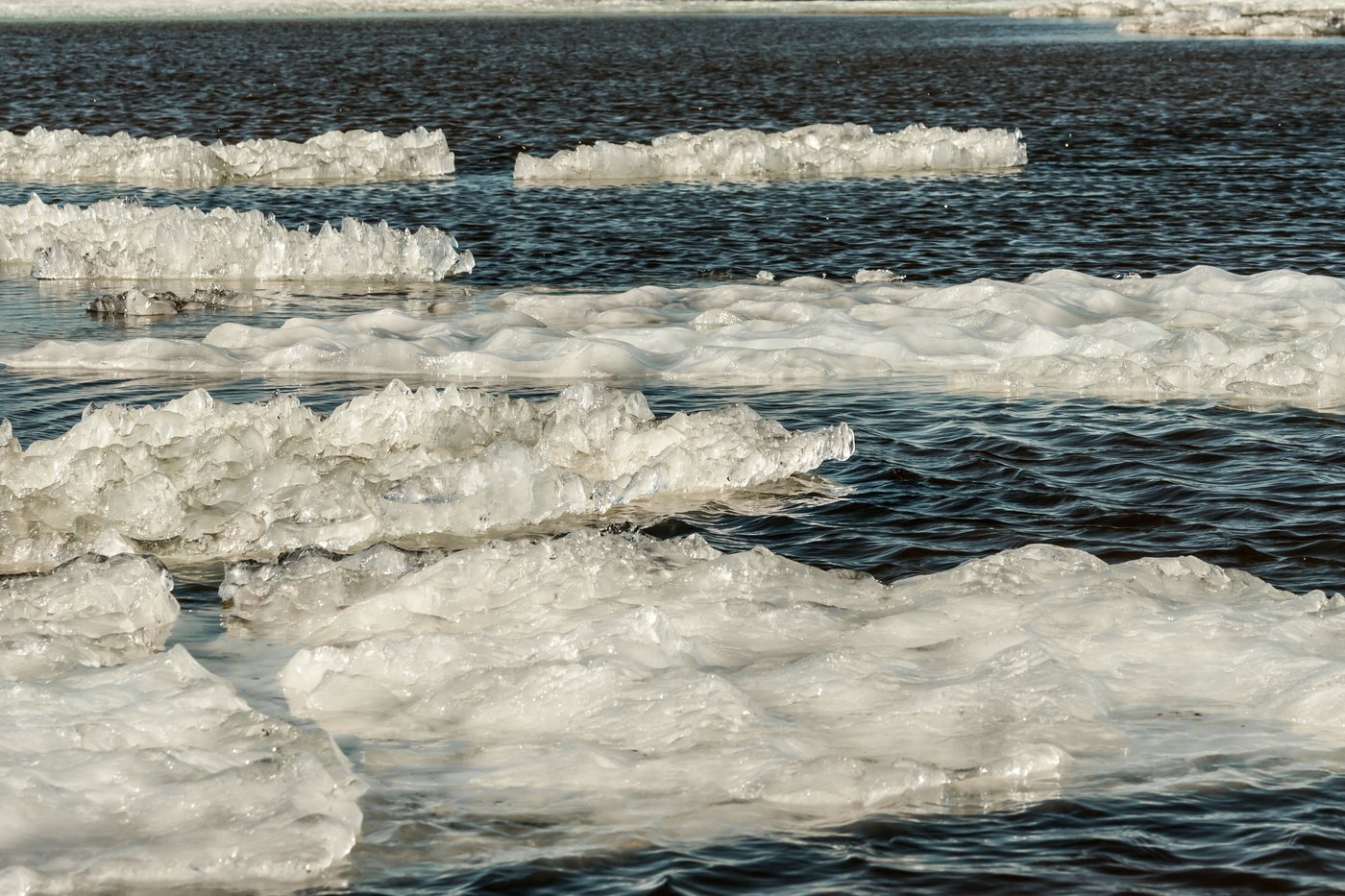 Почему лед тает в комнате. Ледоход на Байкале. Таяние льда. Тает лед. Таяня льда.