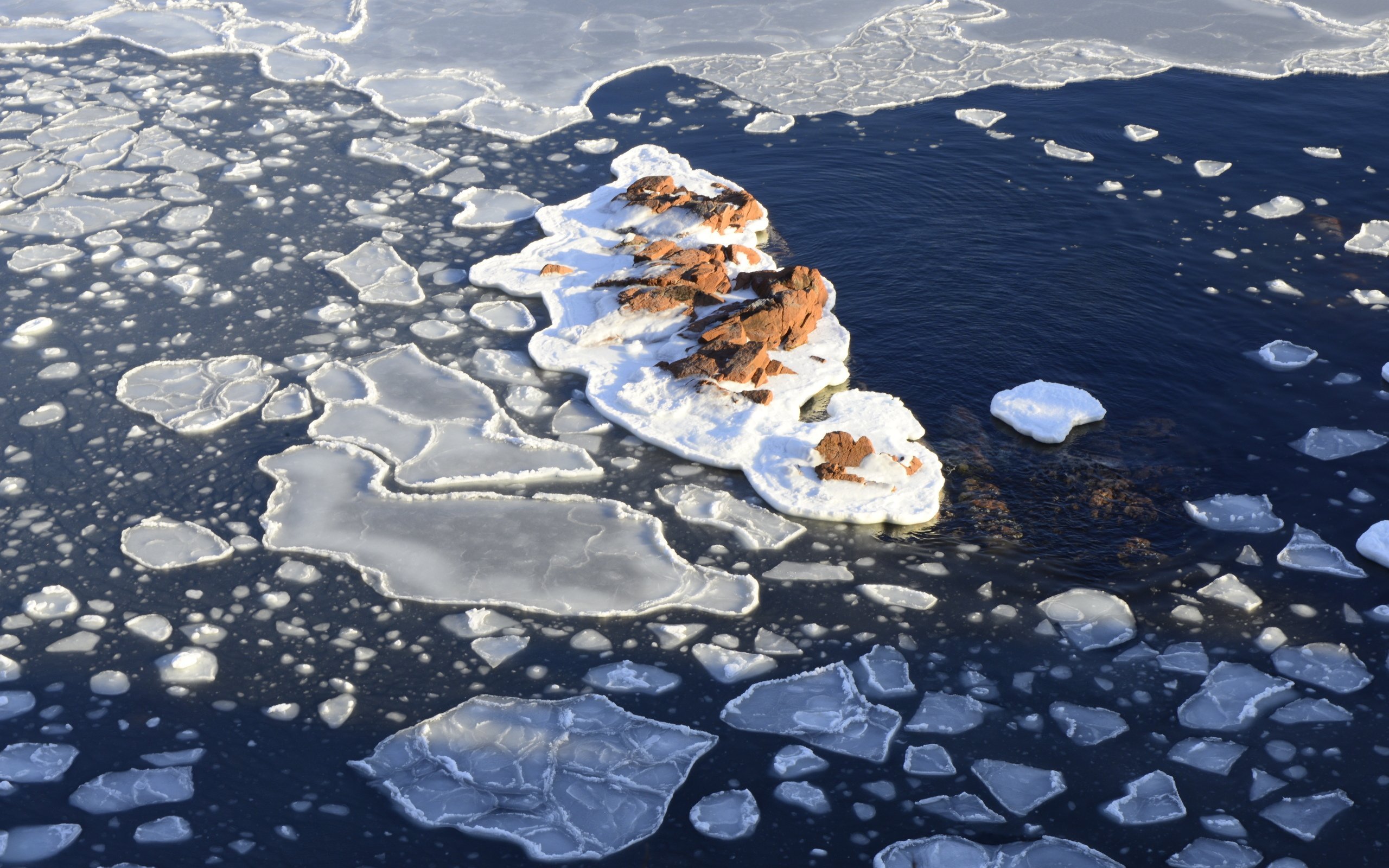 Таяние льда на водоемах. Таяние льда на Байкале. Льдина в море. Льдины вид сверху. Лед на море.