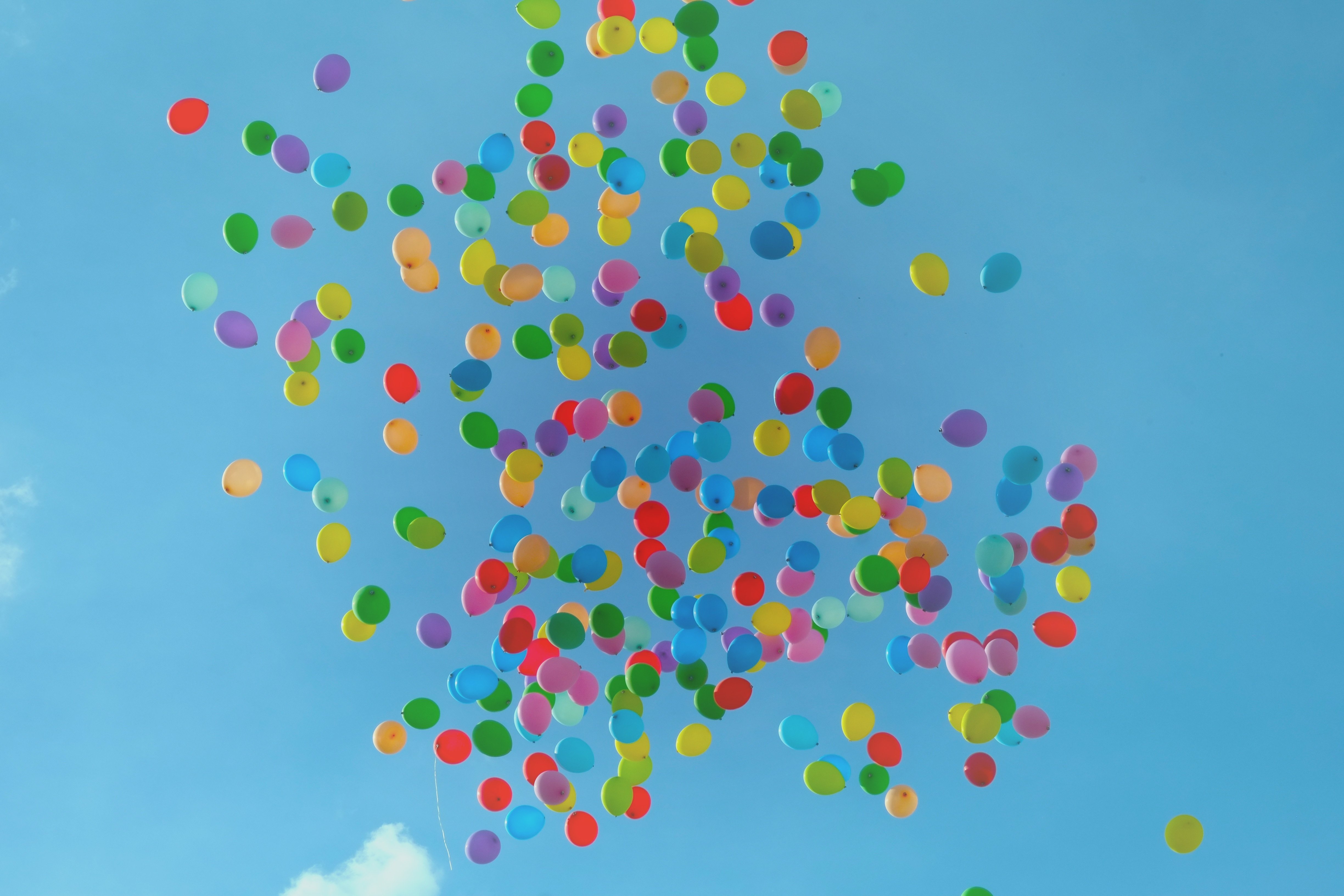 80 воздушных шаров. Воздушный шарик. Шарики в небе. Разноцветные воздушные шары. Разноцветные шары в небе.