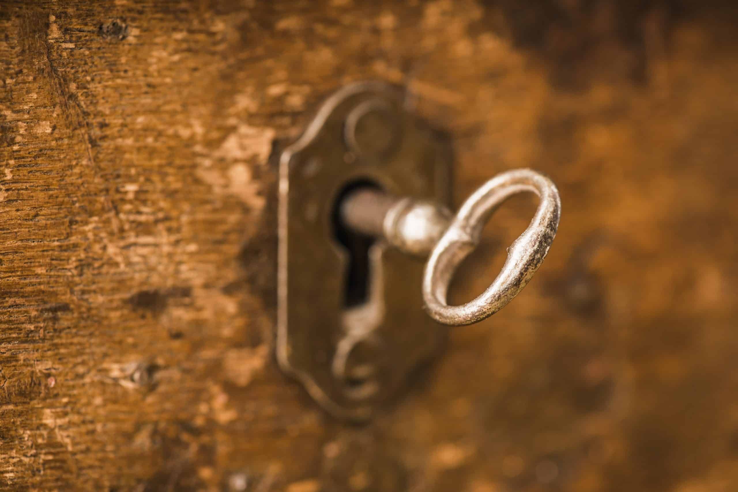 Старый ключ в замочной скважине