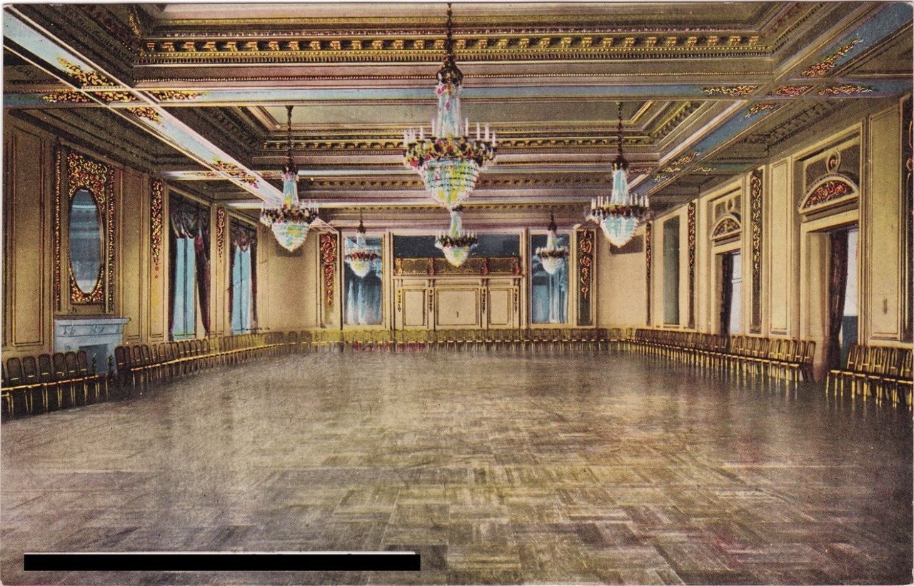 Бальная зала дворца