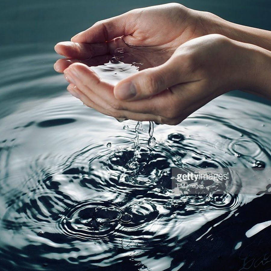Рис держит воду. Вода в руках. Вода в ладонях. Капля воды в руках. Красивая рука в воде.
