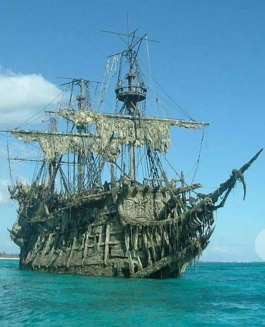 летучий голландец пираты карибского моря фото