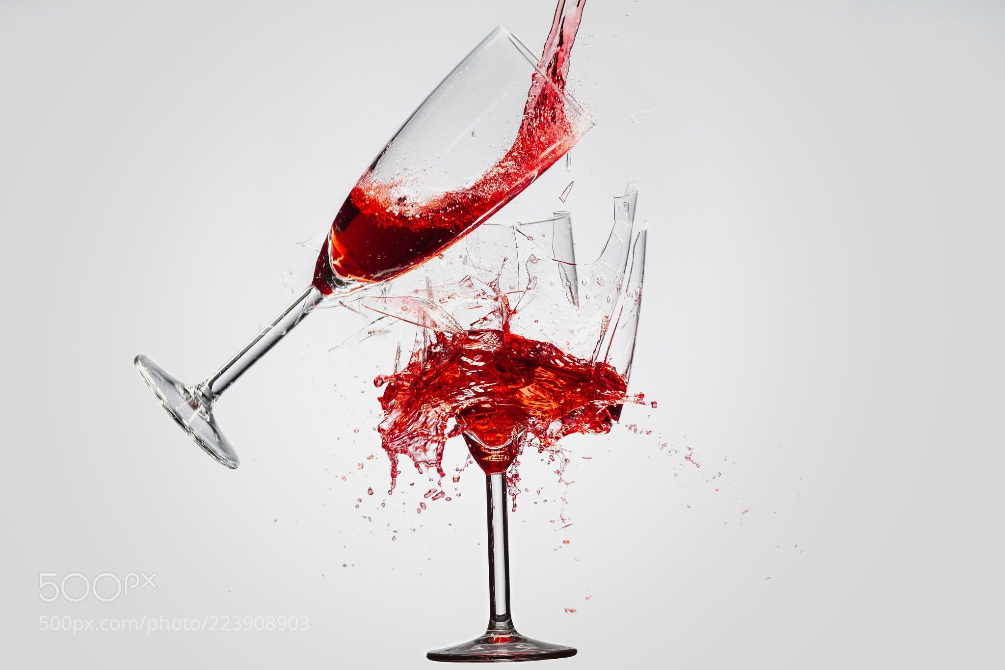 Разбитое вино. Разбитые бокалы. Разбитый стакан. Разбивающийся бокал.