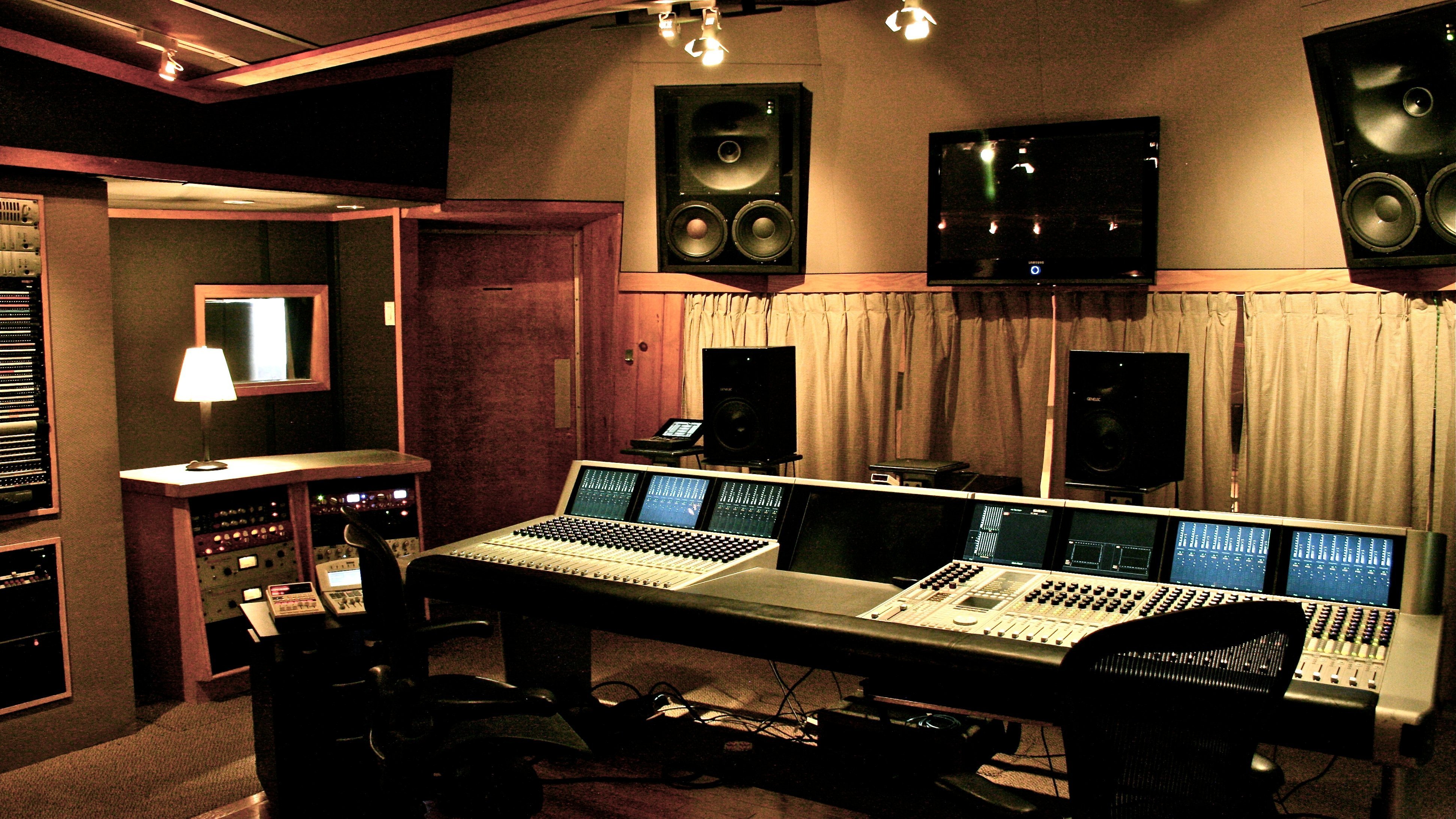 Студия продюсера. Студия звукозаписи East West Studios (Лос-Анджелес, США, 2008г.). Студия звукозаписи FL Studio. Студия звукозаписи в Лос Анджелесе.