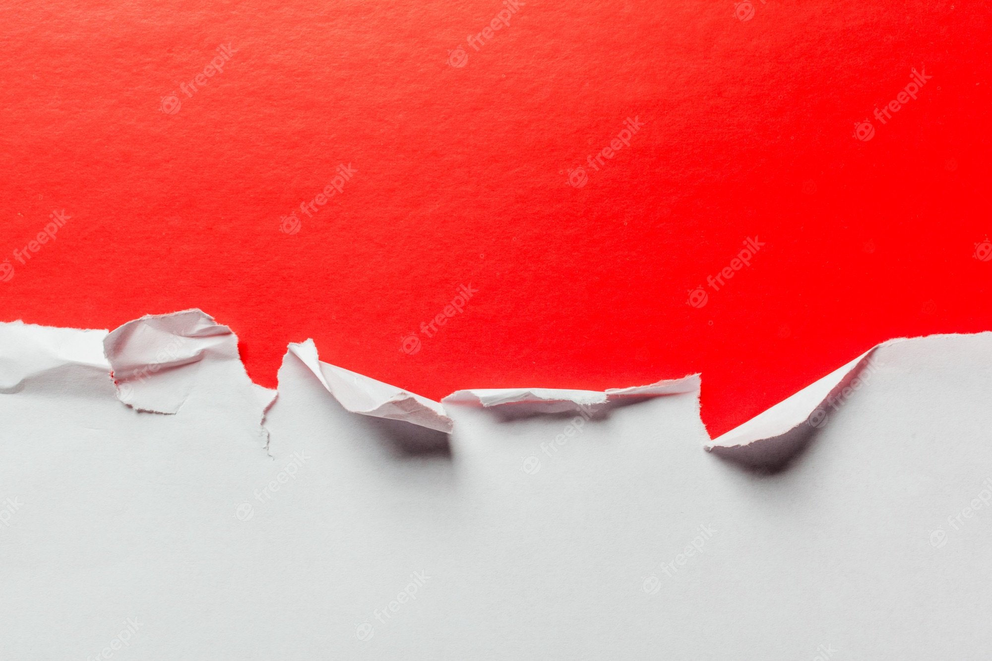 Красная бумага с рваными краями
