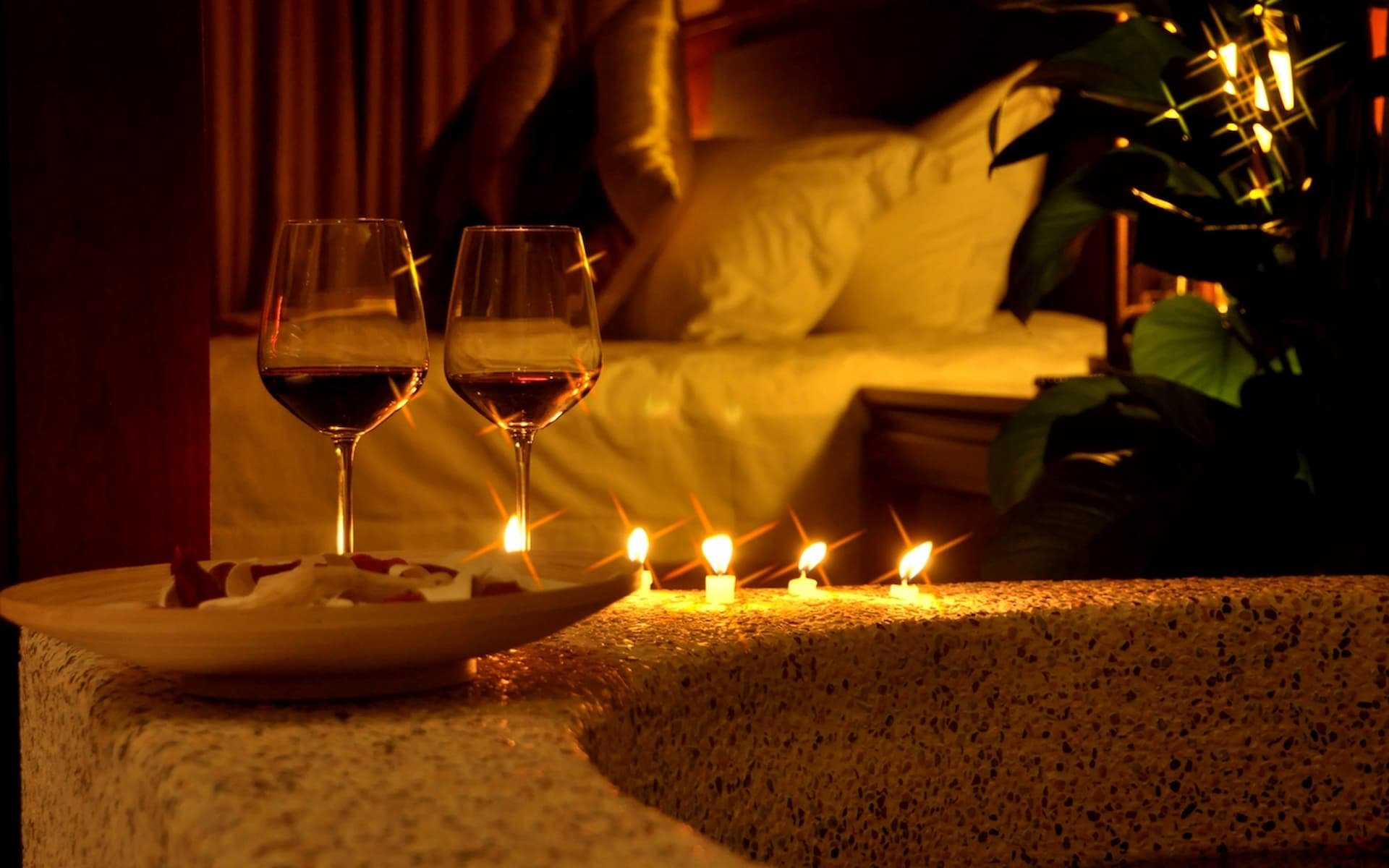 Романтическая кровать при свечах