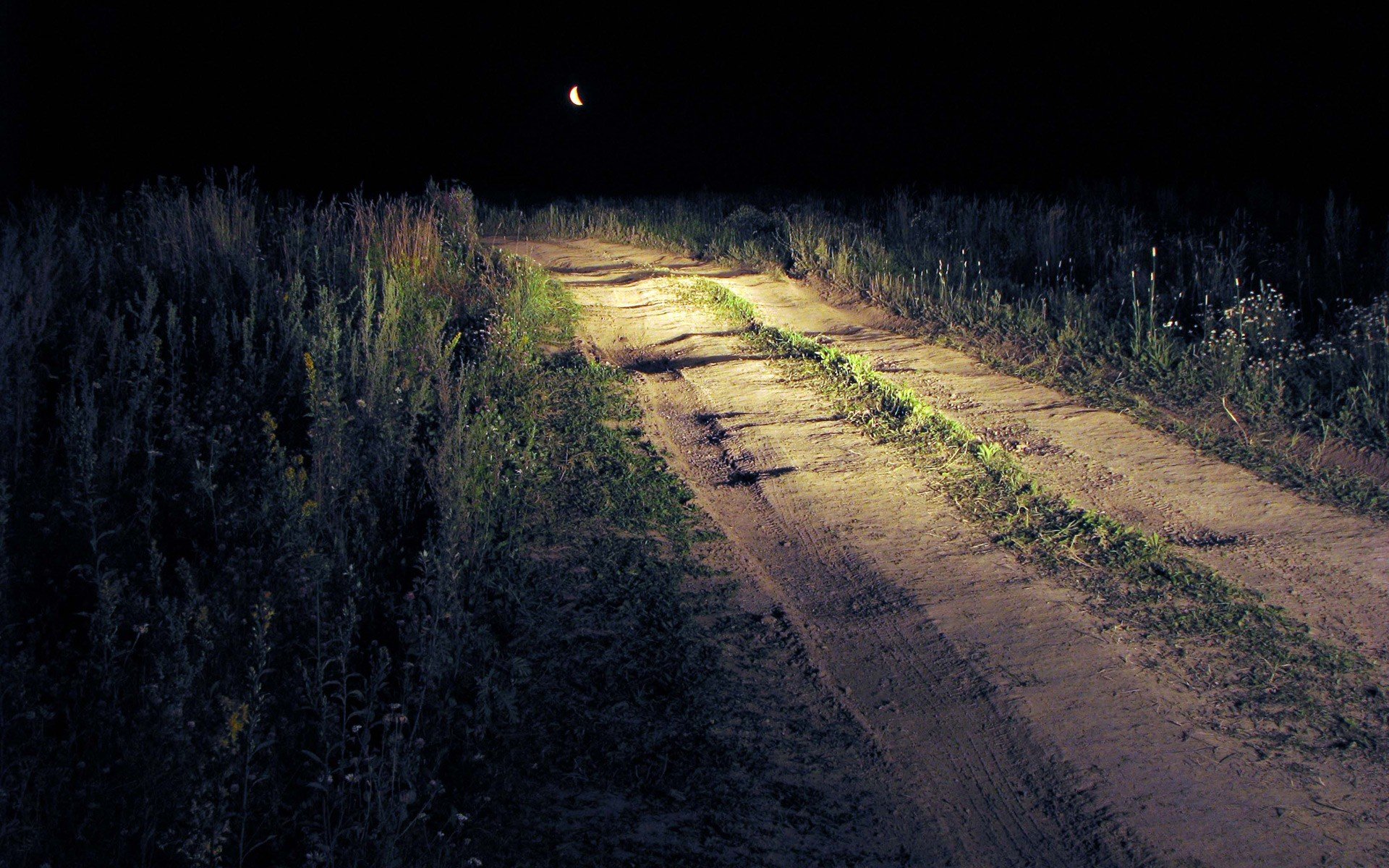Тропа далеко видна. Проселочная дорога ночью. Сельская дорога. Ночное поле в деревне. Деревенская дорога ночью.