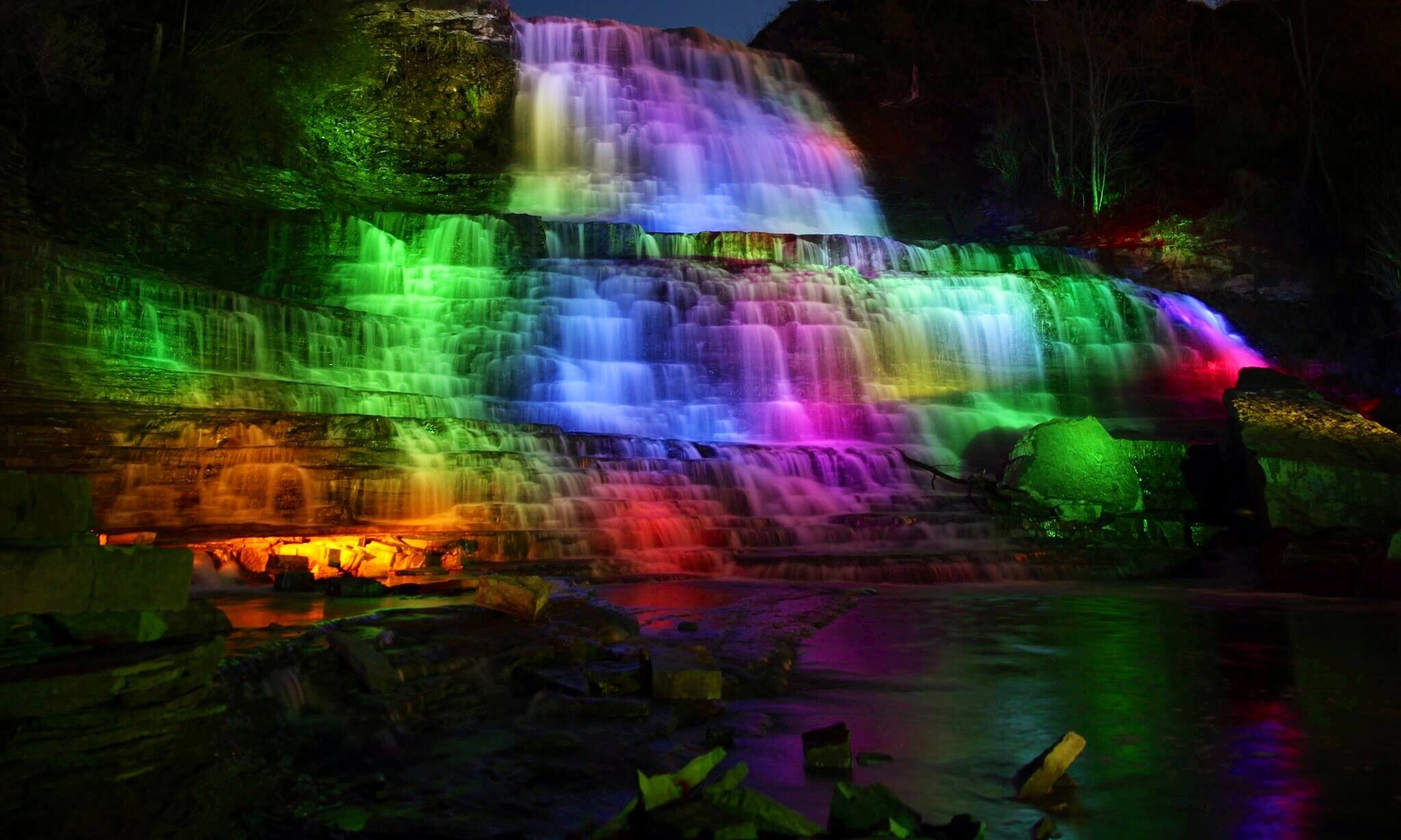 Видео про обои. Ниагарский водопад Радуга. Ниагарский водопад с подсветкой. Кандинский водопад. Разноцветный водопад.