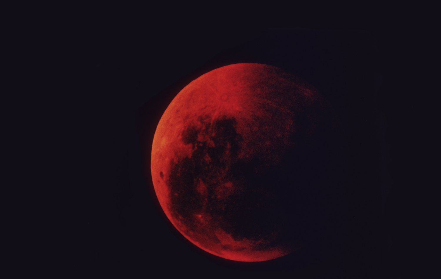 Кровавая луна remnant. Лунное затмение Кровавая Луна. Кровавая Луна 1997. Кровавая Луна фото. Кровавое затмение.