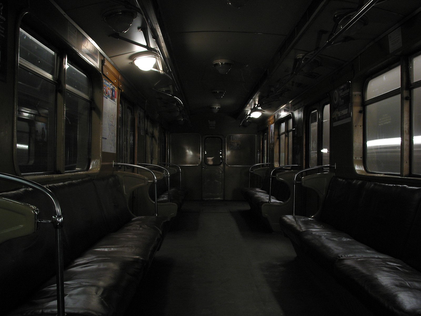 Ночной ретро поезд метро. Метро 2033 вагон метро. Вагон. Пустой вагон метро. Пустое метро.