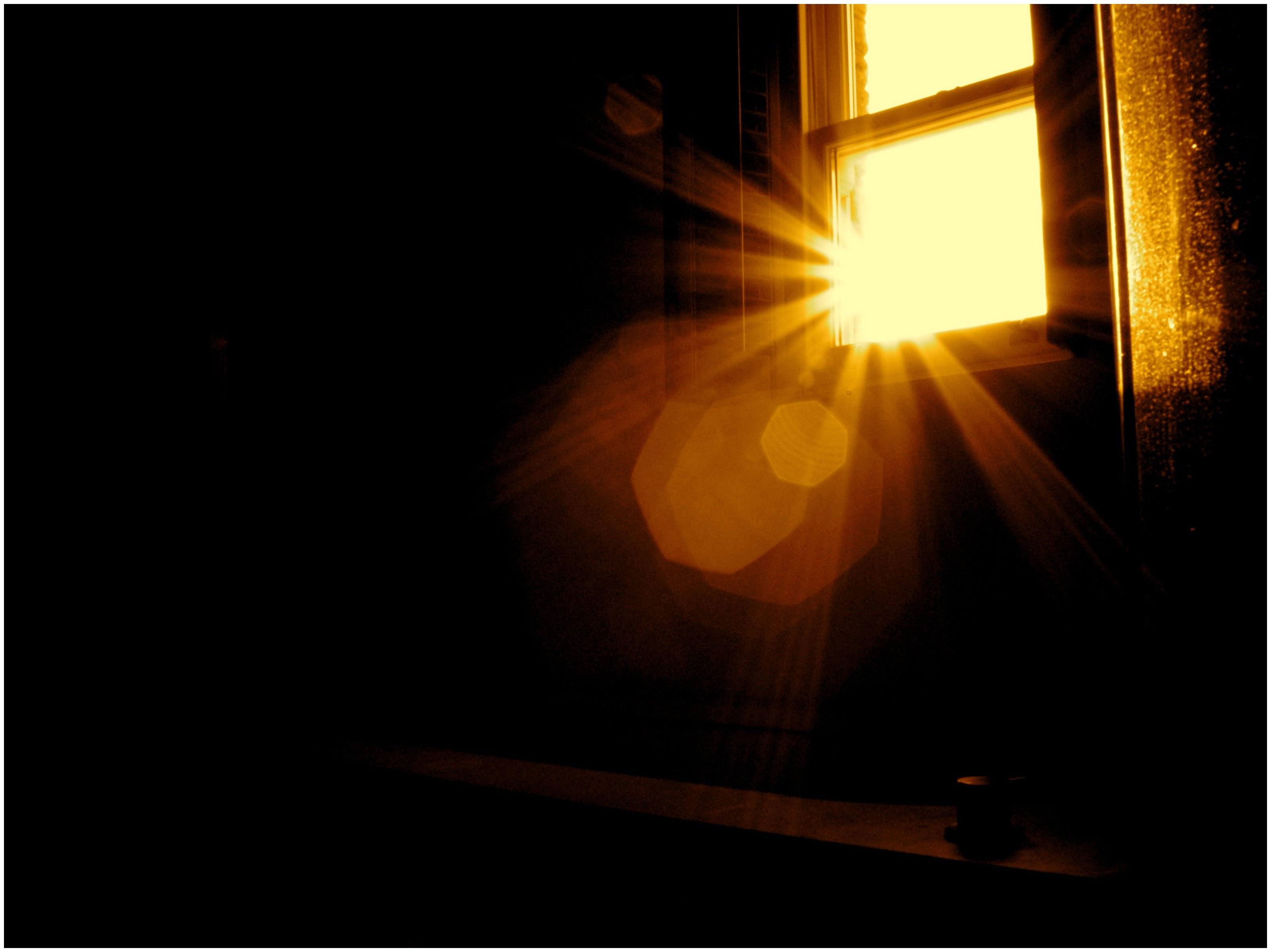 Источник света окно. Свет из окна. Луч солнца в окне. Солнечные лучи в окне. Солнечные лучи в комнате.