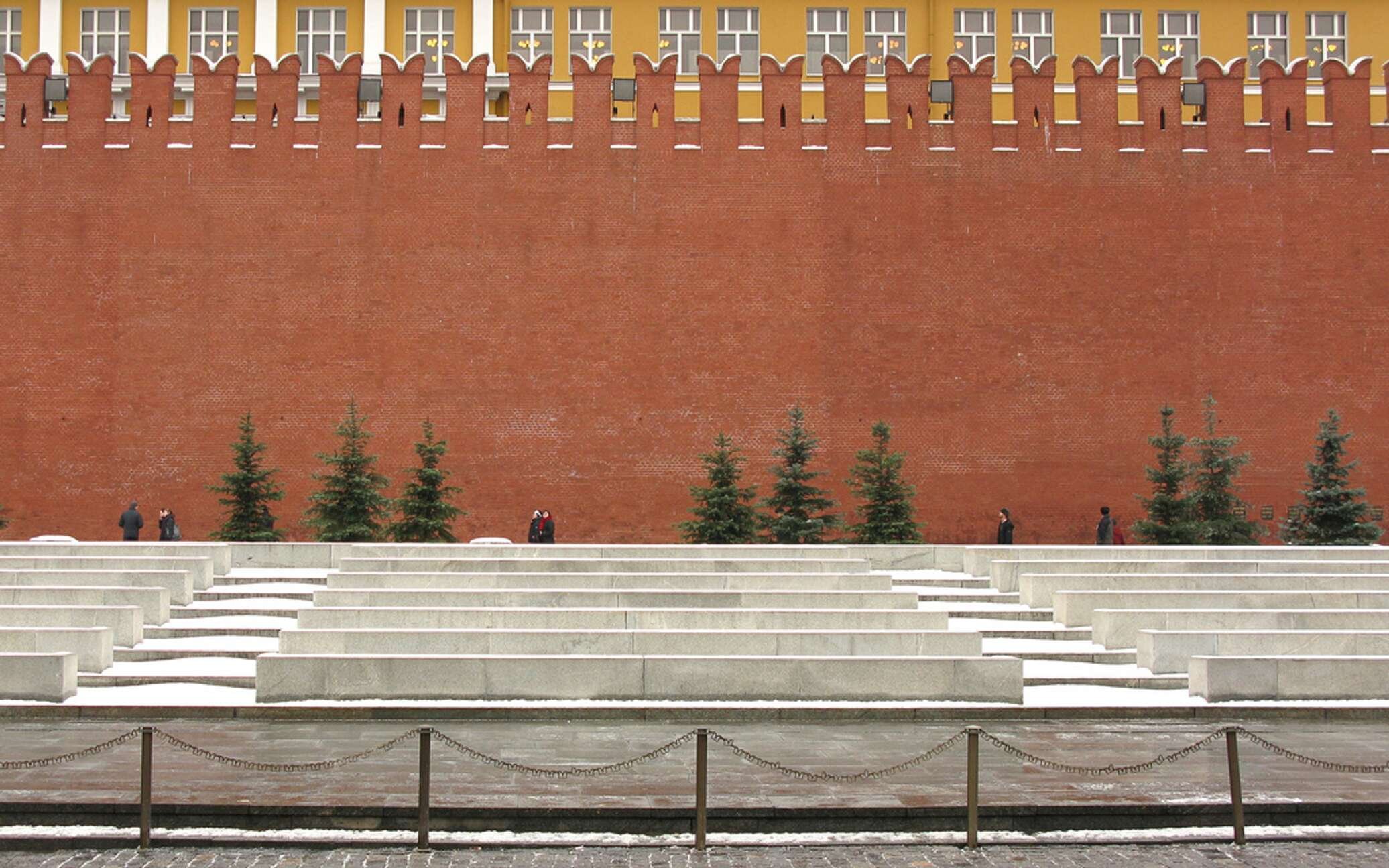 Кремлевский цвет. Кремлевская стена Москва. Мерлоны Московского Кремля. У кремлевской стены. Маршал Гречко Кремлевская стена.