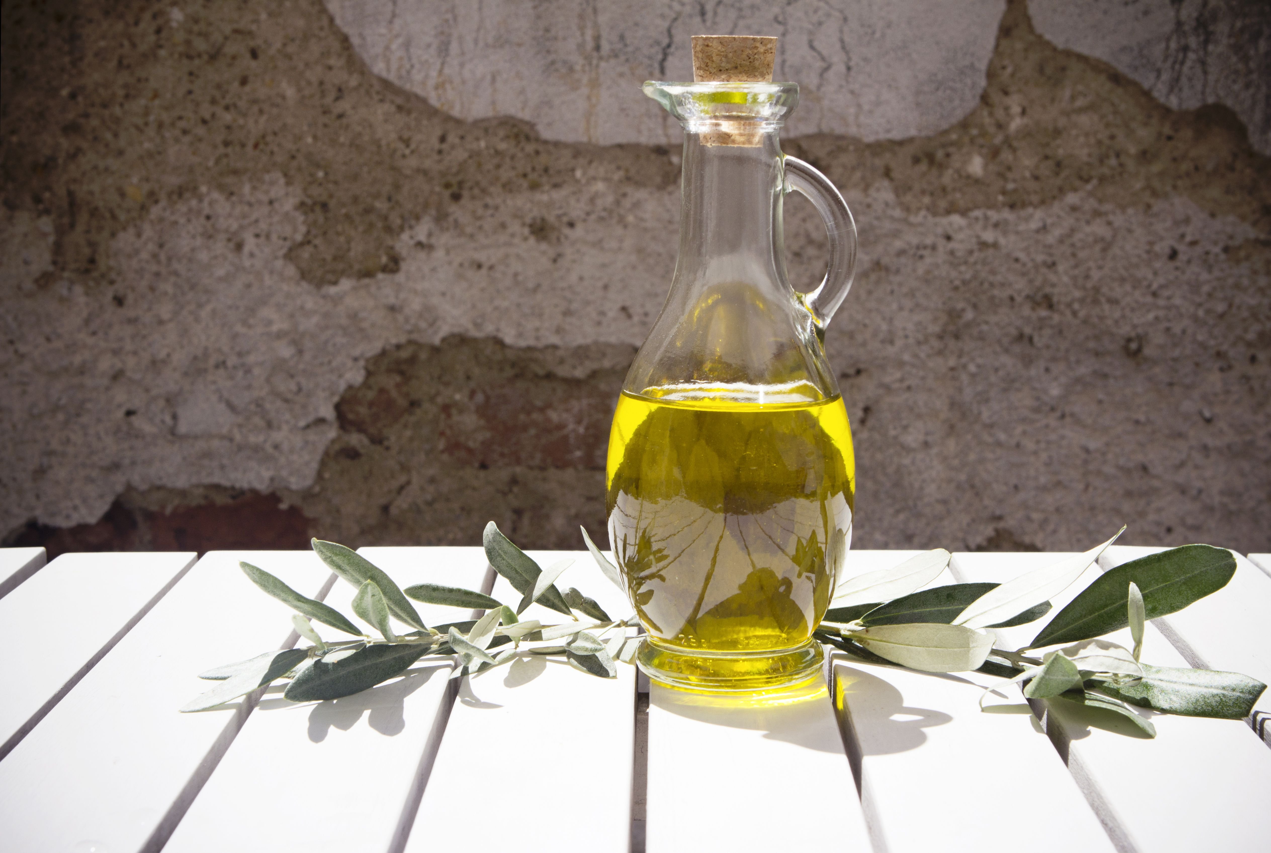 Оливковое масло высшего качества. Оливковое масло. Бутылка для растительного масла. Оливковое масло в бутылке Olive Oil. Масло подсолнечное с оливковым.