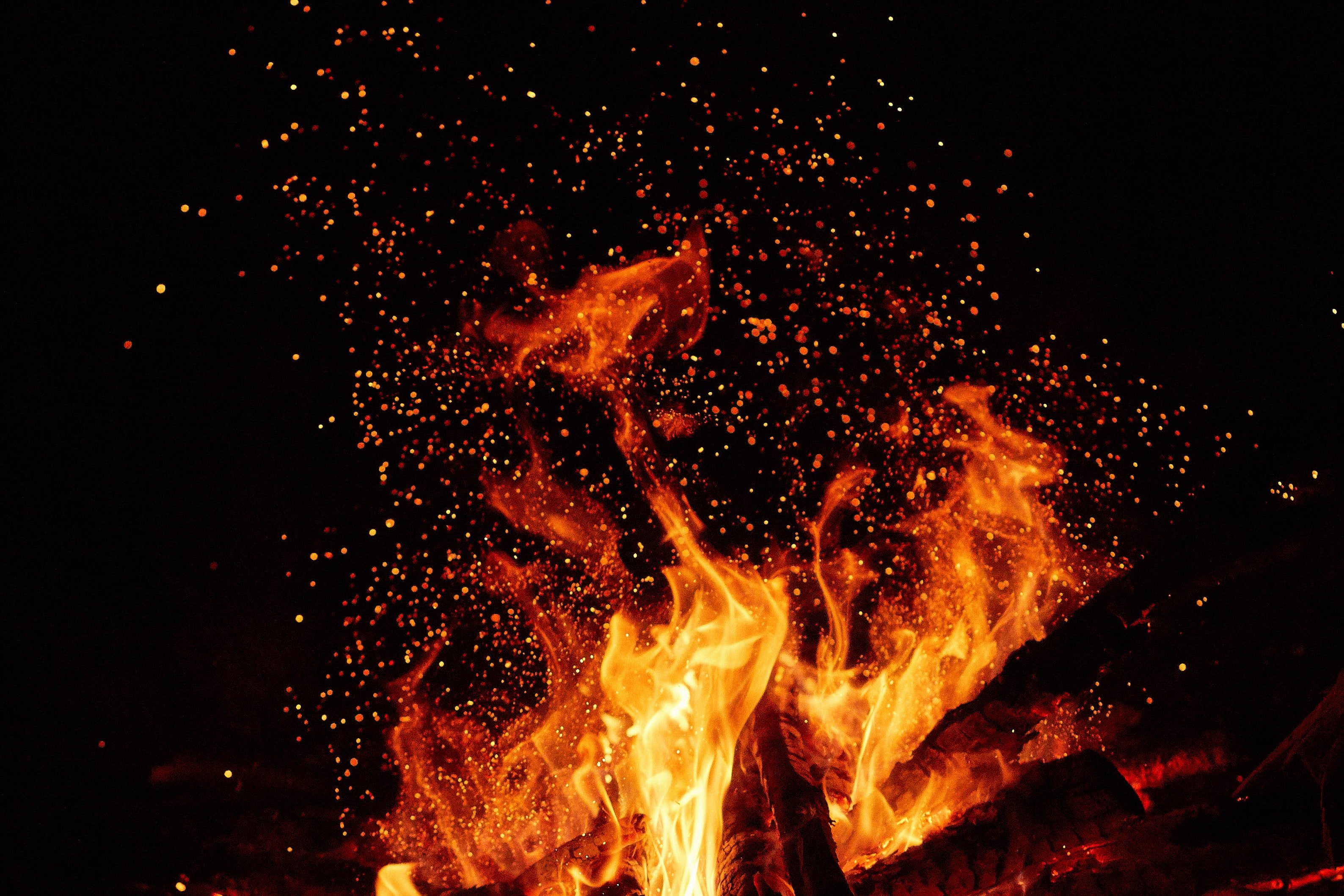 Пламя вырастет из искры какой жанр. Огонь. Пламя огня. Красивый огонь. Искры огня.