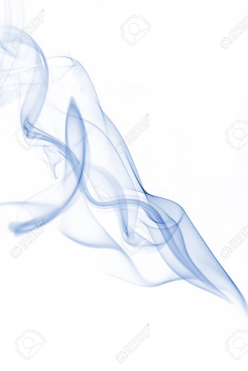 Струйки дыма тянулись навстречу брызгам. Дым на белом фоне. Дымка на белом фоне. Легкая дымка на синем фоне. Голубой дым на белом фоне.