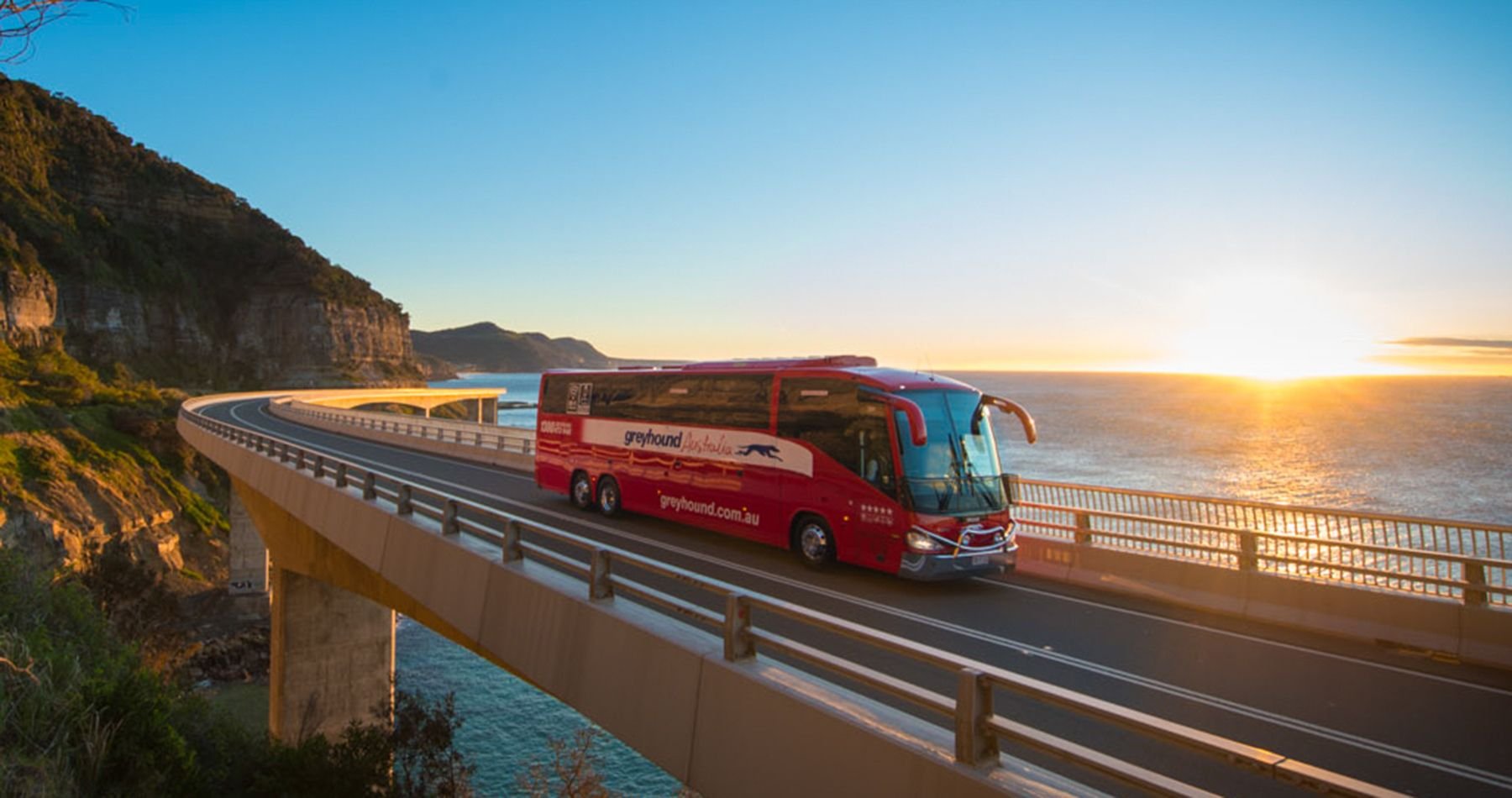 Автобусные туры на выходные. Автобус на море. Туристический автобус на море. Автобус для путешествий. Автобус на фоне моря.