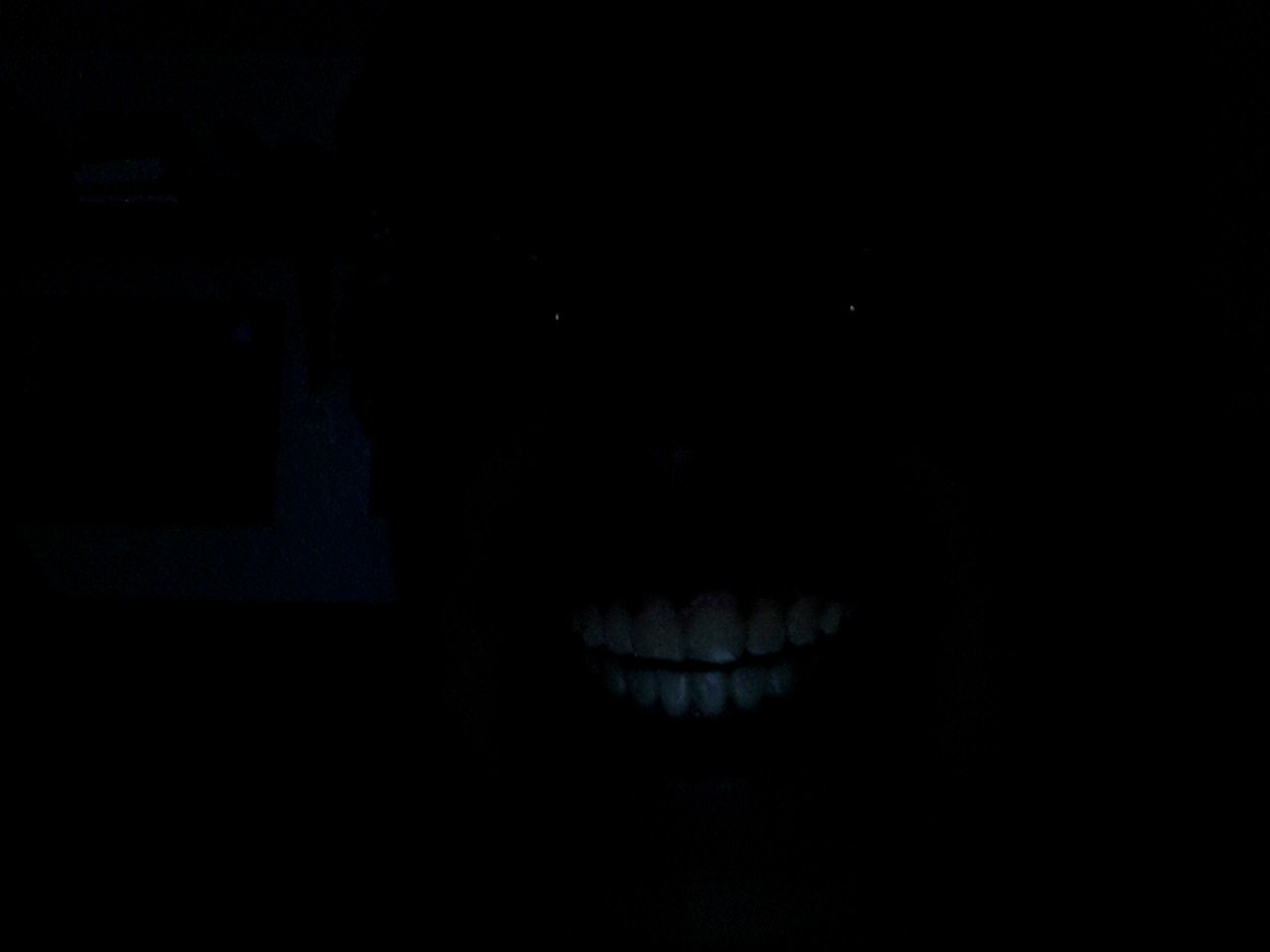Страшное улыбающееся лицо из Темноты