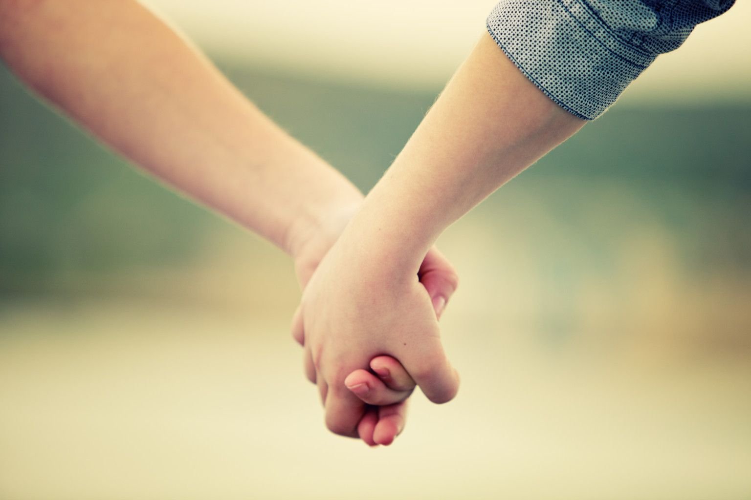 В маленьких руках маленькая жизнь. Мальчик и девочка держатся за руки. Руки держатся друг за друга. Держась за руки. Дружба руки.