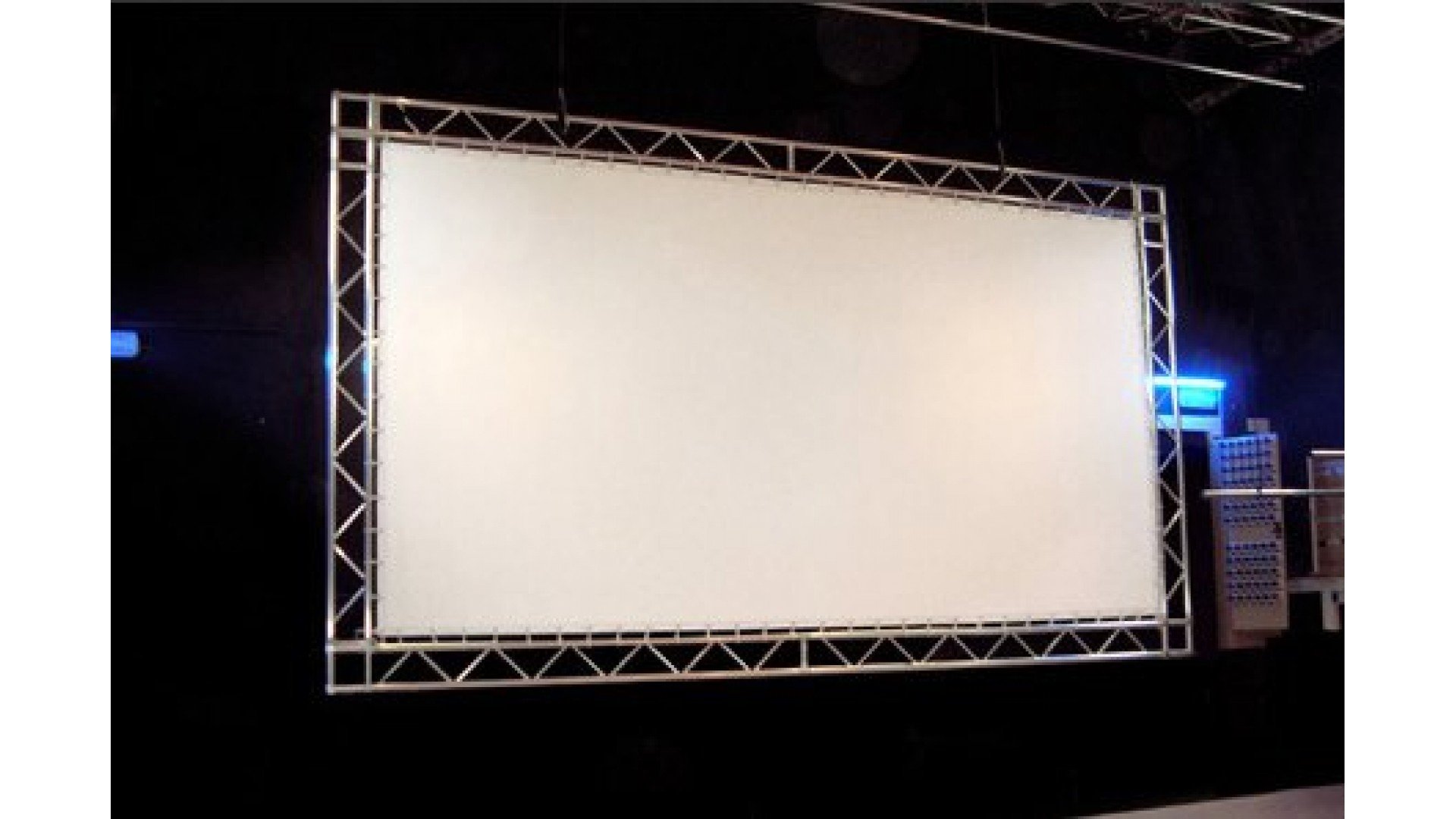 Открой экран на 5. Экран проекционный с алюминированным полотном, размер: 4х4 м. Уличный экран для проектора. Проекционный экран на раме. Рама для экран проэктора.