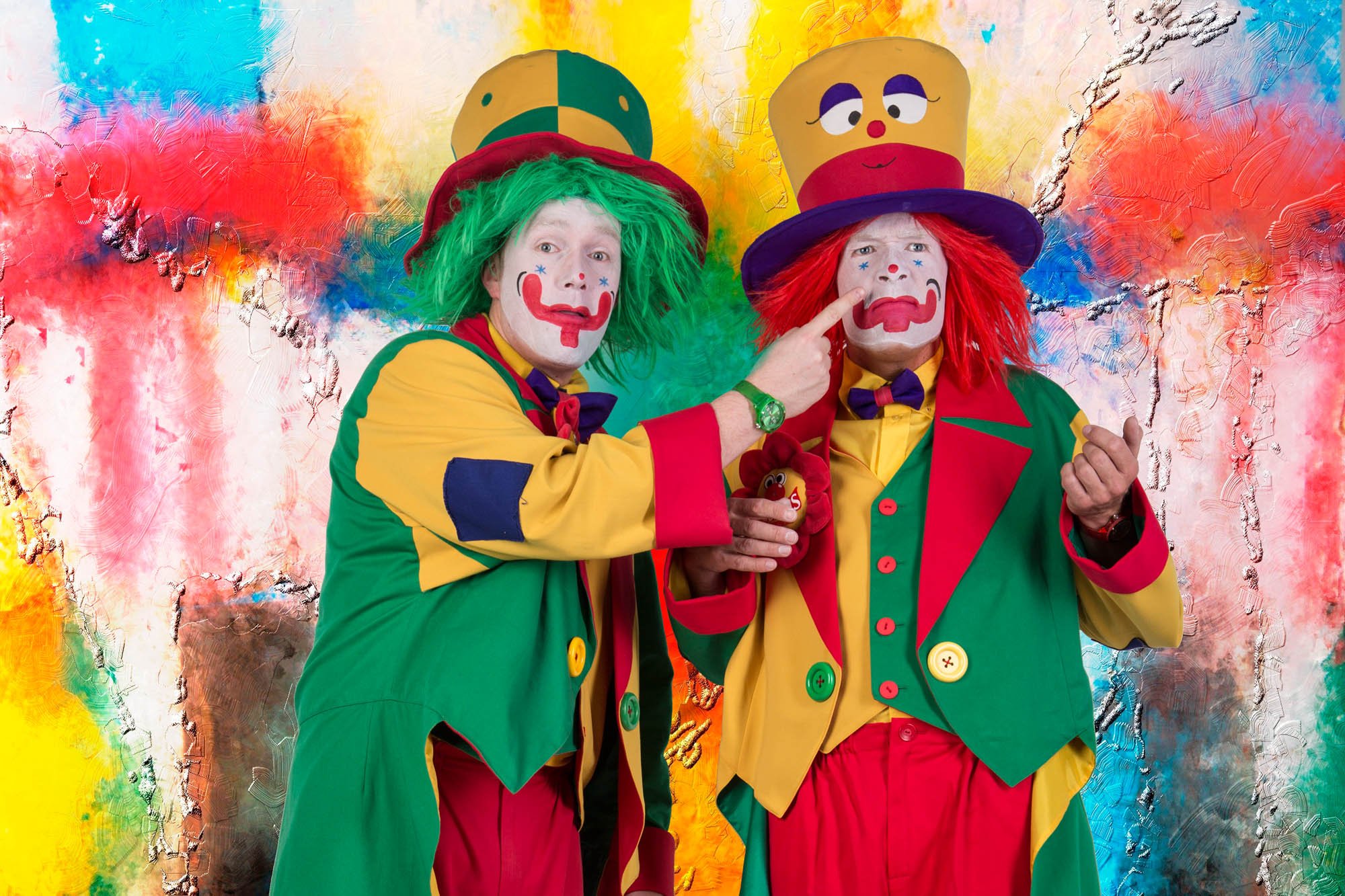 There three clowns at the. Клоун. Шоу клоунов. Два клоуна. Толпа клоунов.