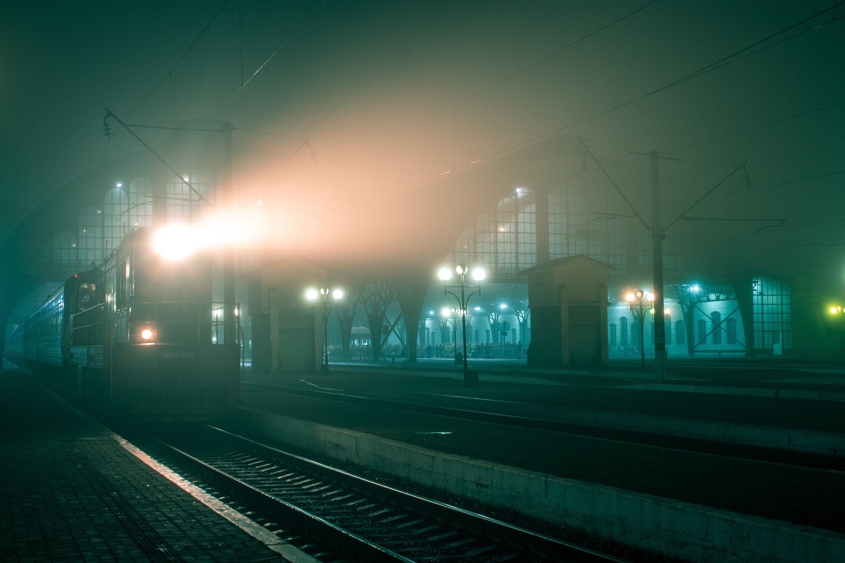 Включи ночную станцию. Ночной вокзал. Вокзал в тумане. Ночной Полустанок. Вокзал ночью.