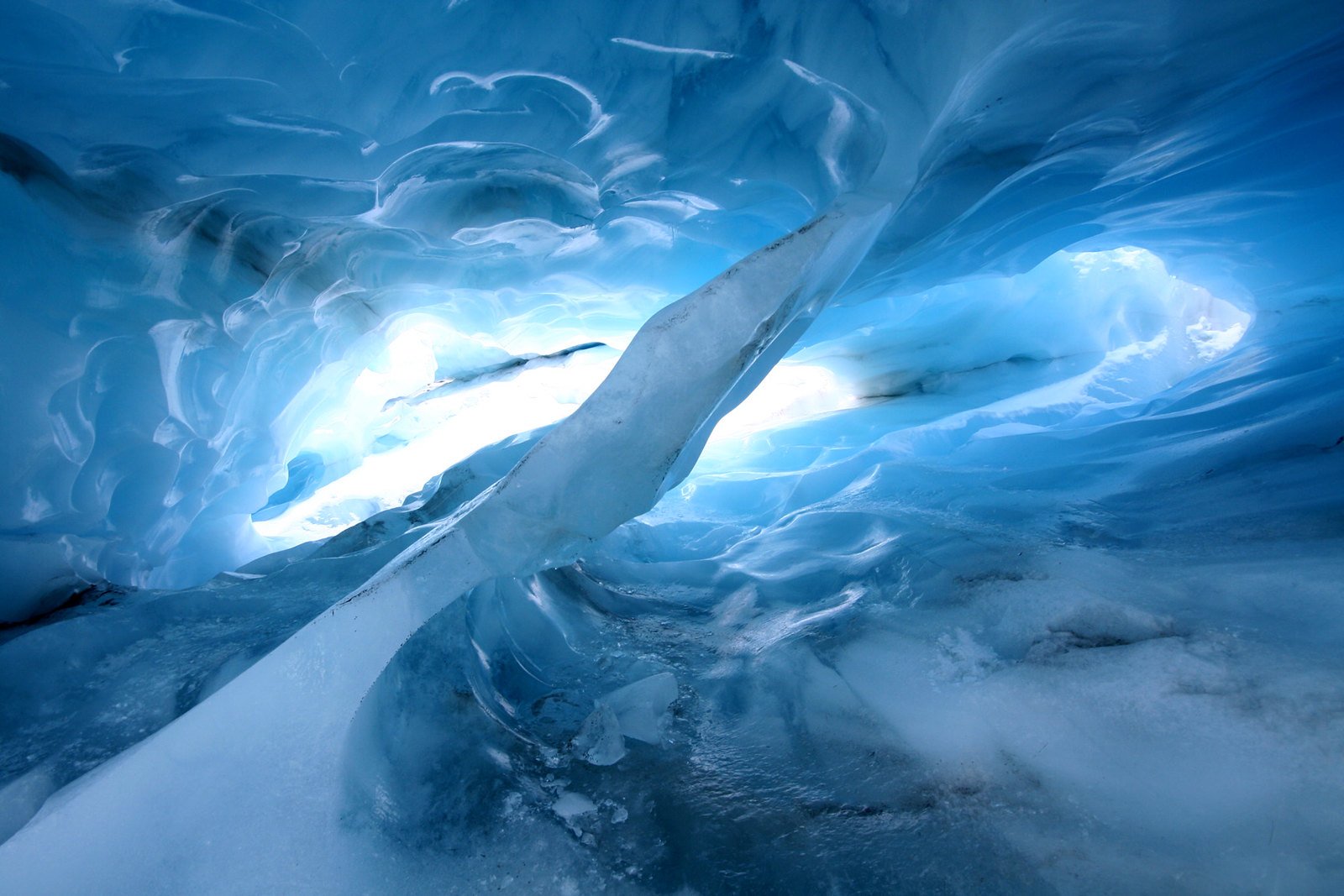 Озеро подо льдом в Антарктиде