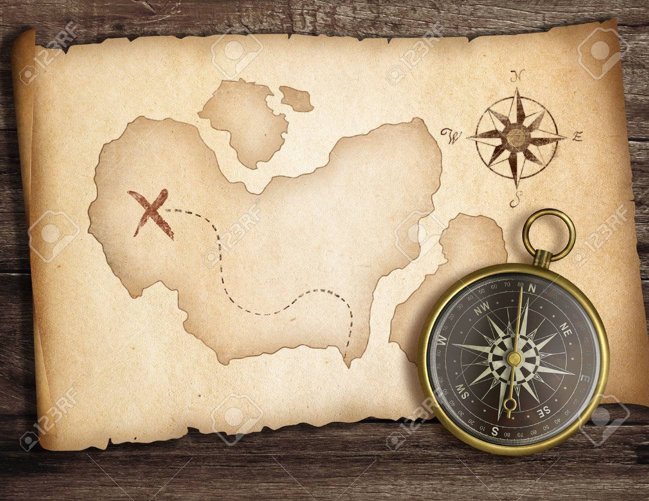 Включи компас на клад. Компас на карте. Древняя карта с компасом. Пиратская карта с компасом. Компас на карте сокровищ.