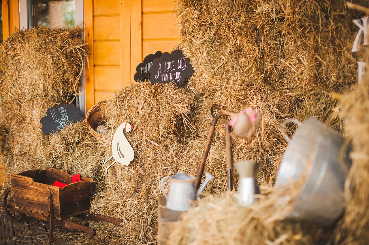 Древняя сене. Сарай с сеном. Фотозона с соломой. Сено для декора. Фотозона в деревенском стиле.